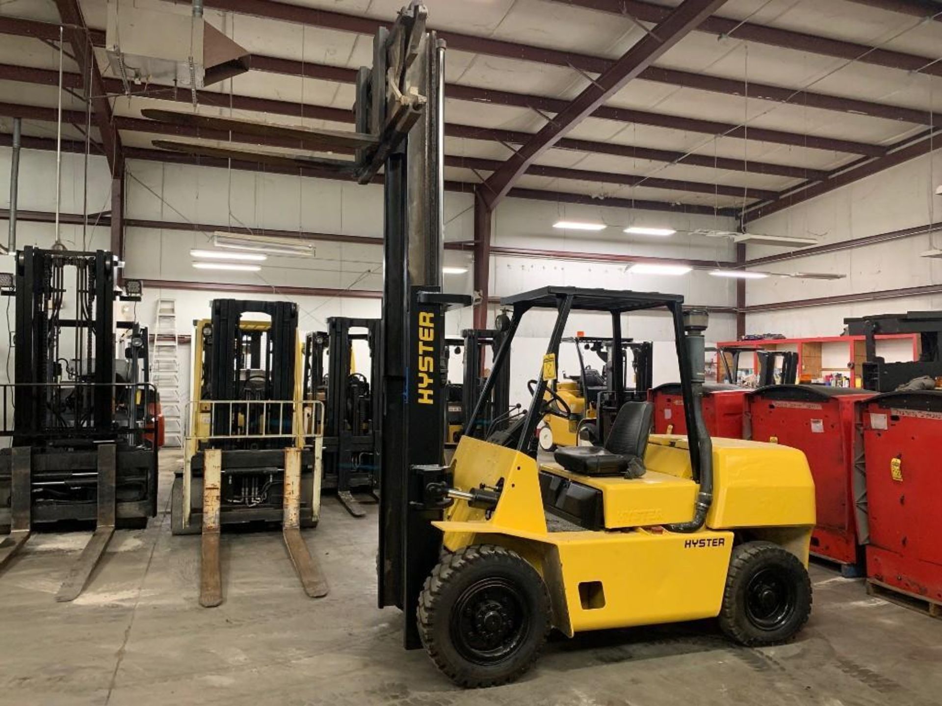 HYSTER 9,000-LB. CAPACITY FORKLIFT, MODEL H90XLS, S/N G005D08318T, DIESEL, LEVER SHIFT TRANSMISSION, - Image 4 of 14