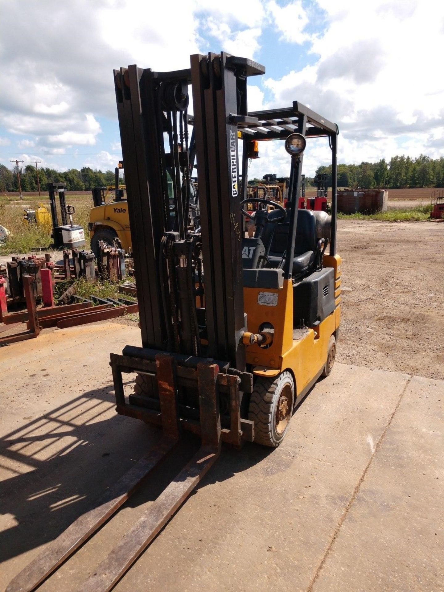 CATERPILLAR 3,000-LB. CAPACITY FORKLIFT, MODEL: GC15, S/N: 2EM01694, LPG, SOLID TIRES, 3-STAGE MAST, - Image 2 of 2