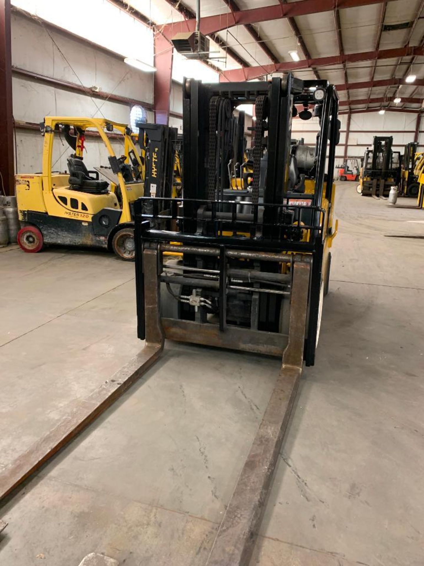 2015 YALE 15,500-LB. CAPACITY FORKLIFT, MODEL GLC155VX, S/N F879V01806N, LPG, LEVER SHIFT - Image 2 of 7