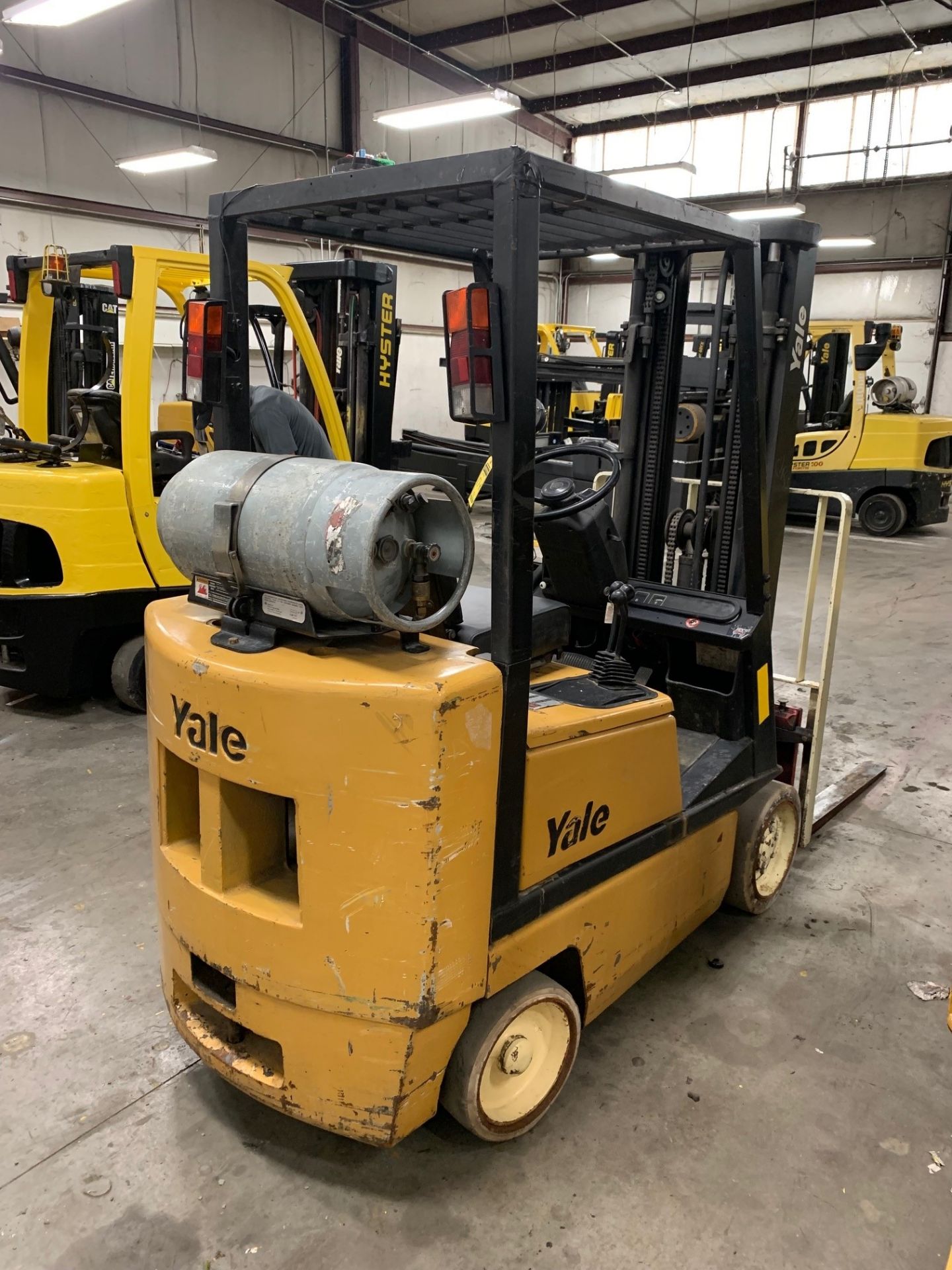 YALE 4,000-LB. CAPACITY FORKLIFT, MODEL: GLC040, S/N: N593043, LPG, SOLID TIRES, 3-STAGE MAST, - Image 5 of 7