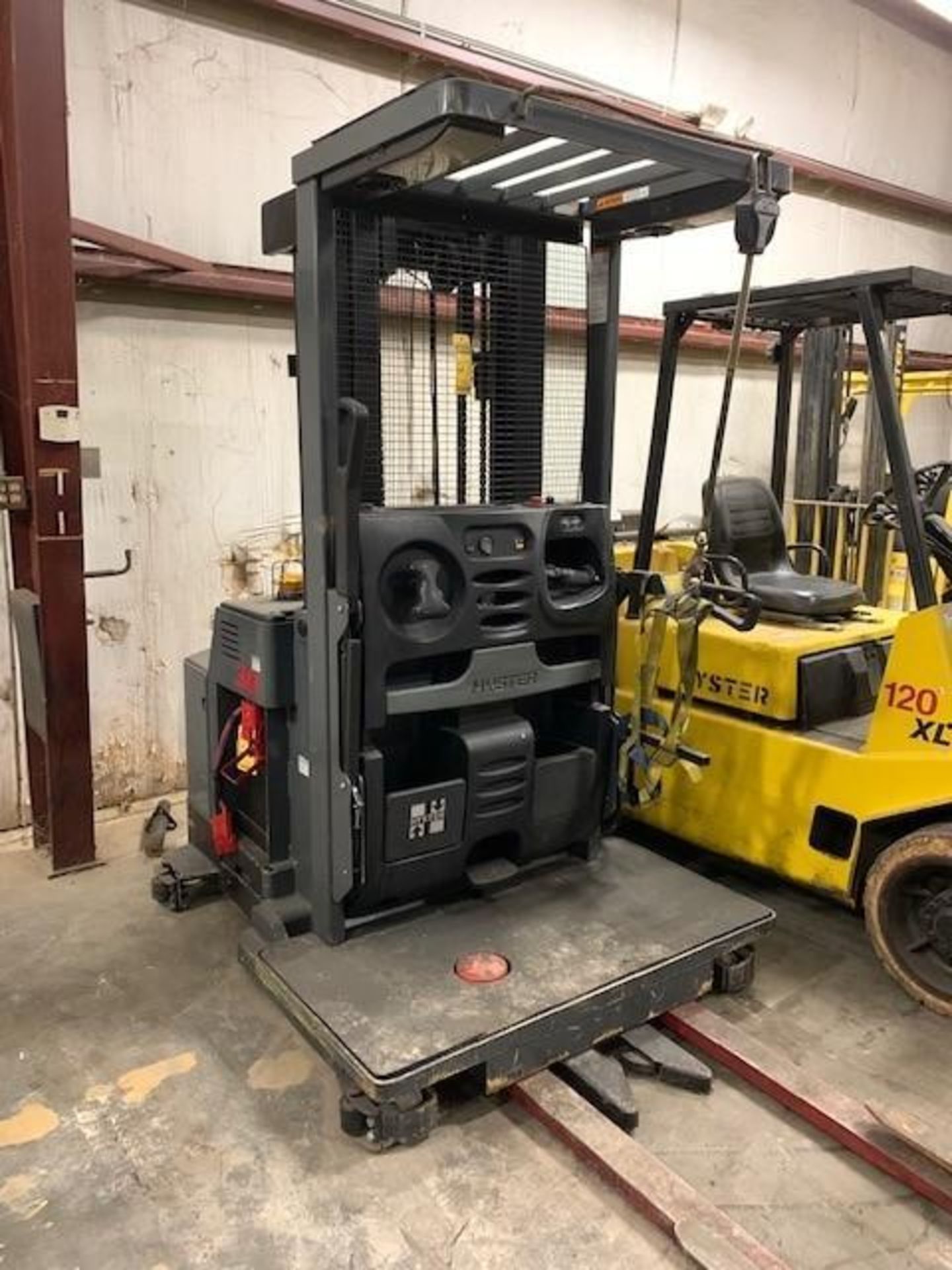 2006 HYSTER 3,000-LB. ORDER PICKER, MODEL R30XM2, S/N D174N03387D, 24-VOLT, DOES NOT HAVE A BATTERY, - Image 3 of 6