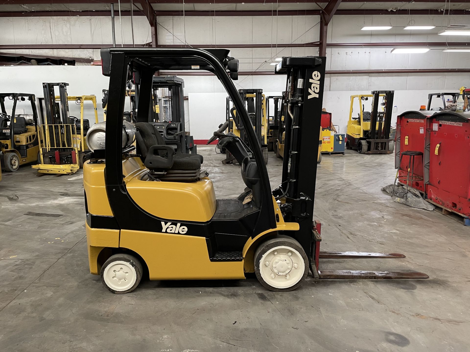 2013 YALE 5,000-LB. CAPACITY FORKLIFT, MODEL GLC050VX, S/N NA, LPG, MONOTROL TRANSMISSION, 3-STAGE - Image 3 of 5