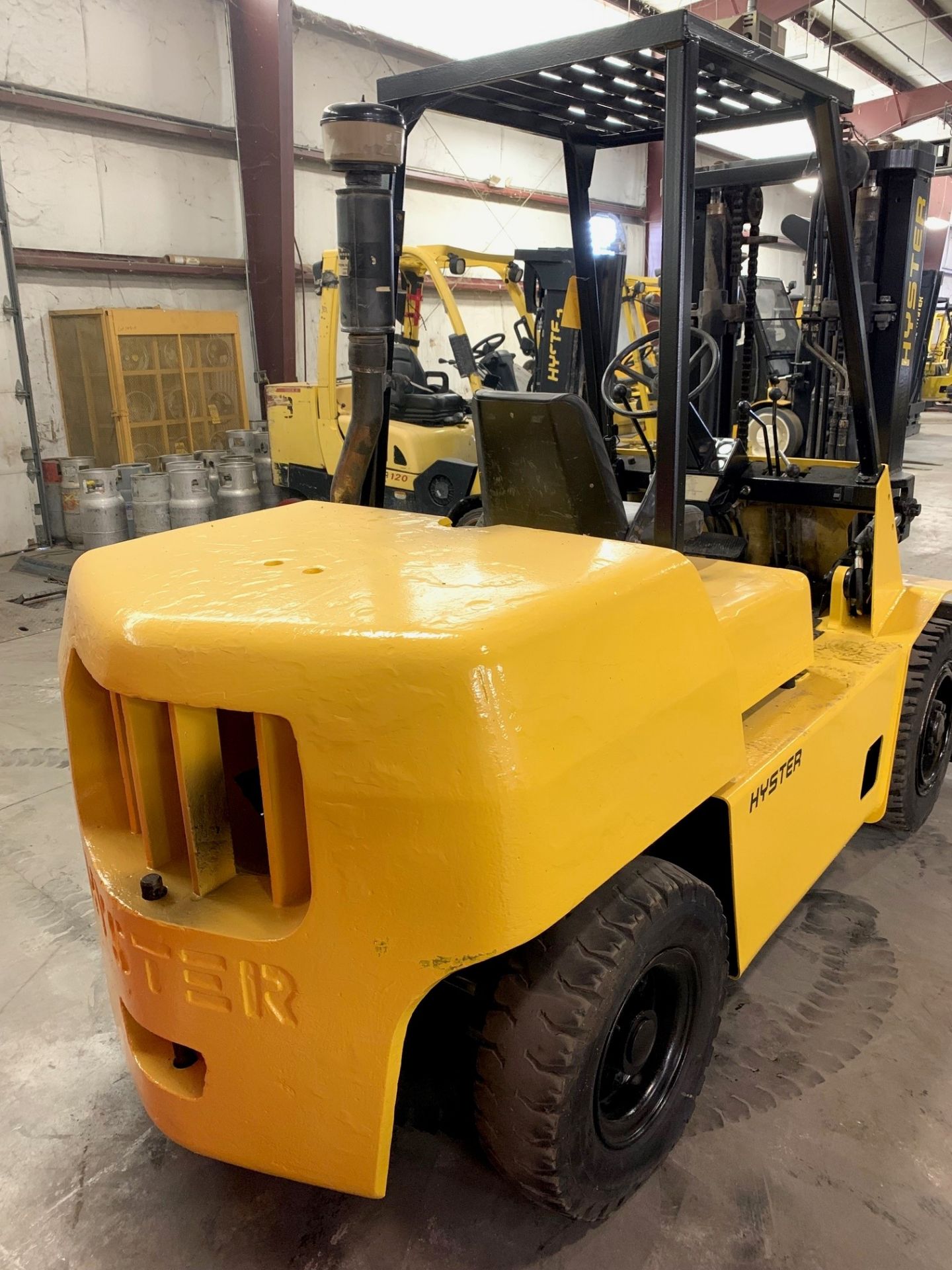 HYSTER 9,000-LB. CAPACITY FORKLIFT, MODEL H90XLS, S/N G005D08318T, DIESEL, LEVER SHIFT TRANSMISSION, - Image 7 of 14