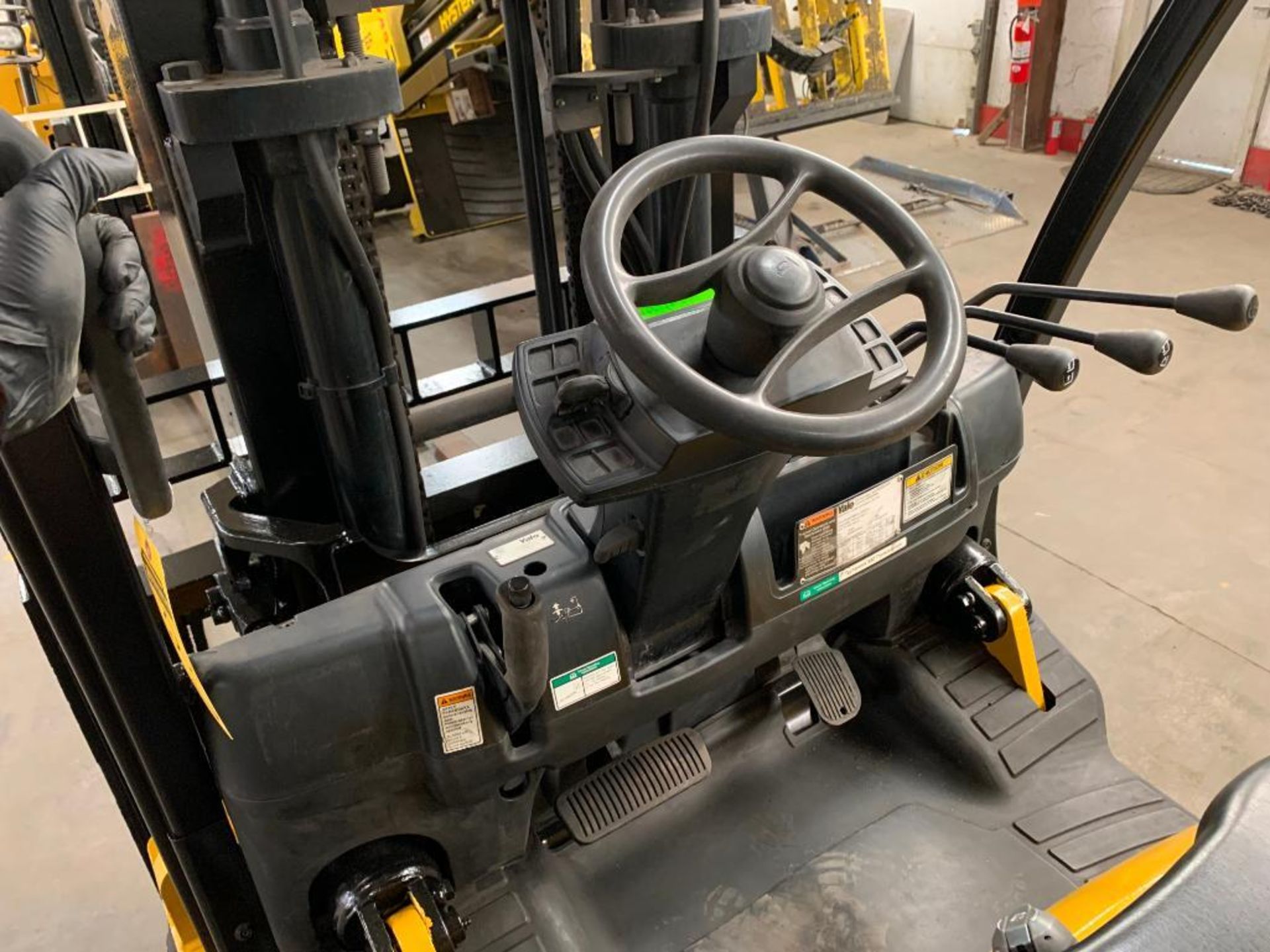 2015 YALE 15,500-LB. CAPACITY FORKLIFT, MODEL GLC155VX, S/N F879V01806N, LPG, LEVER SHIFT - Image 7 of 7