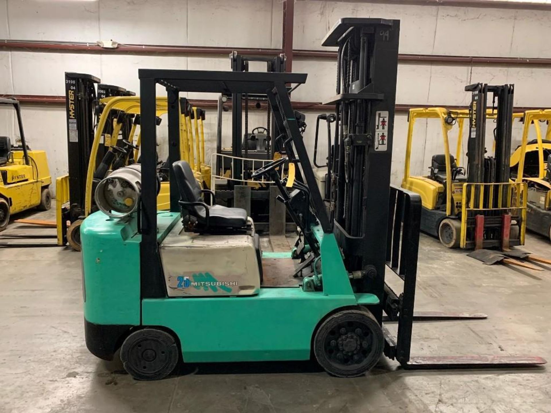 MITSUBISHI 4,000-LB. CAPACITY FORKLIFT, MODEL: FGC20, S/N: AF82B01499, LPG, SOLID TIRES, 3-STAGE - Image 6 of 10