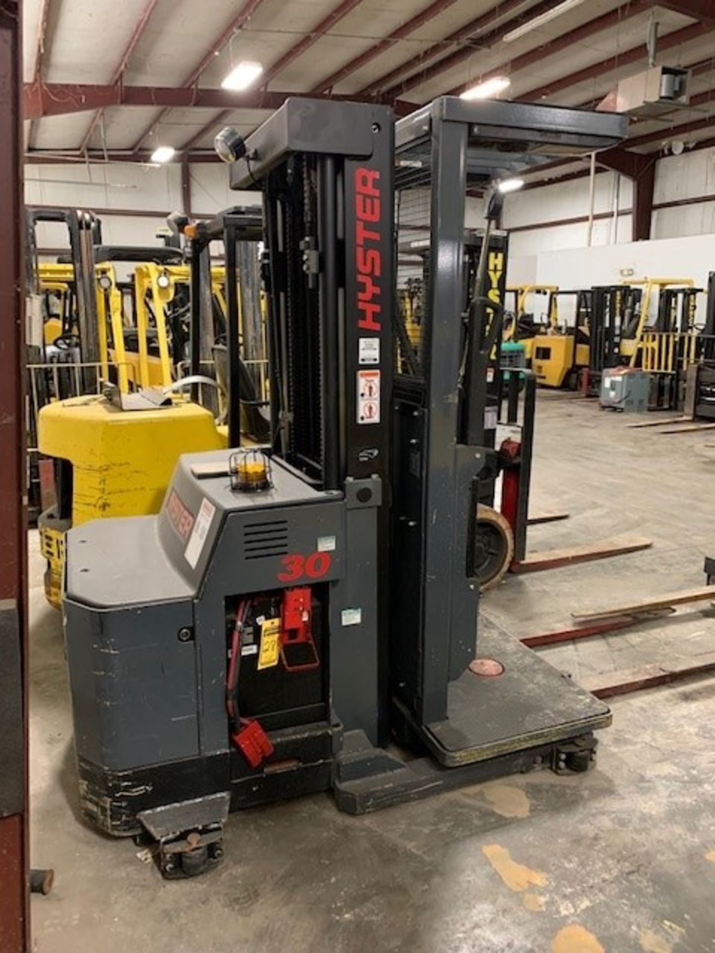 2006 HYSTER 3,000-LB. ORDER PICKER, MODEL R30XM2, S/N D174N03387D, 24-VOLT, DOES NOT HAVE A BATTERY, - Image 2 of 6