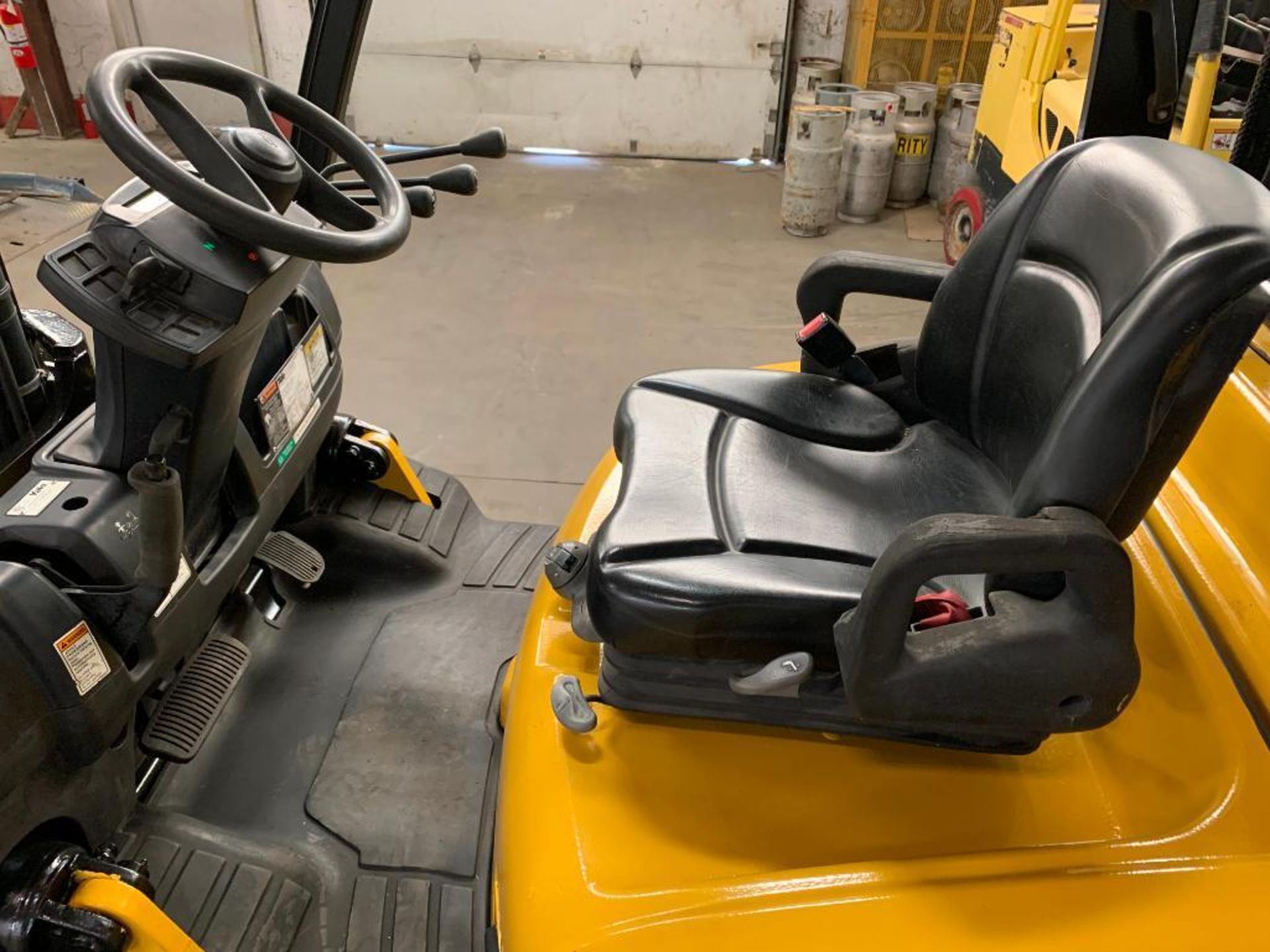 2015 YALE 15,500-LB. CAPACITY FORKLIFT, MODEL GLC155VX, S/N F879V01806N, LPG, LEVER SHIFT - Image 5 of 7