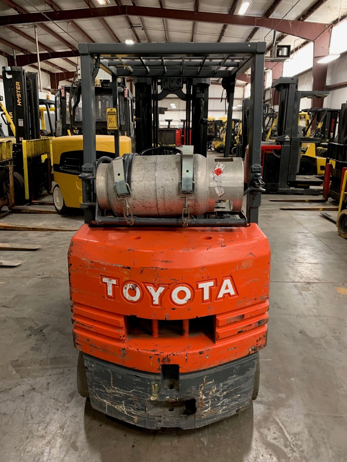 TOYOTA 5,000-LB. CAPACITY FORKLIFT, MODEL 5FGC25, S/N 71573, LPG, LEVER SHIFT TRANSMISSION, 3- - Image 4 of 10