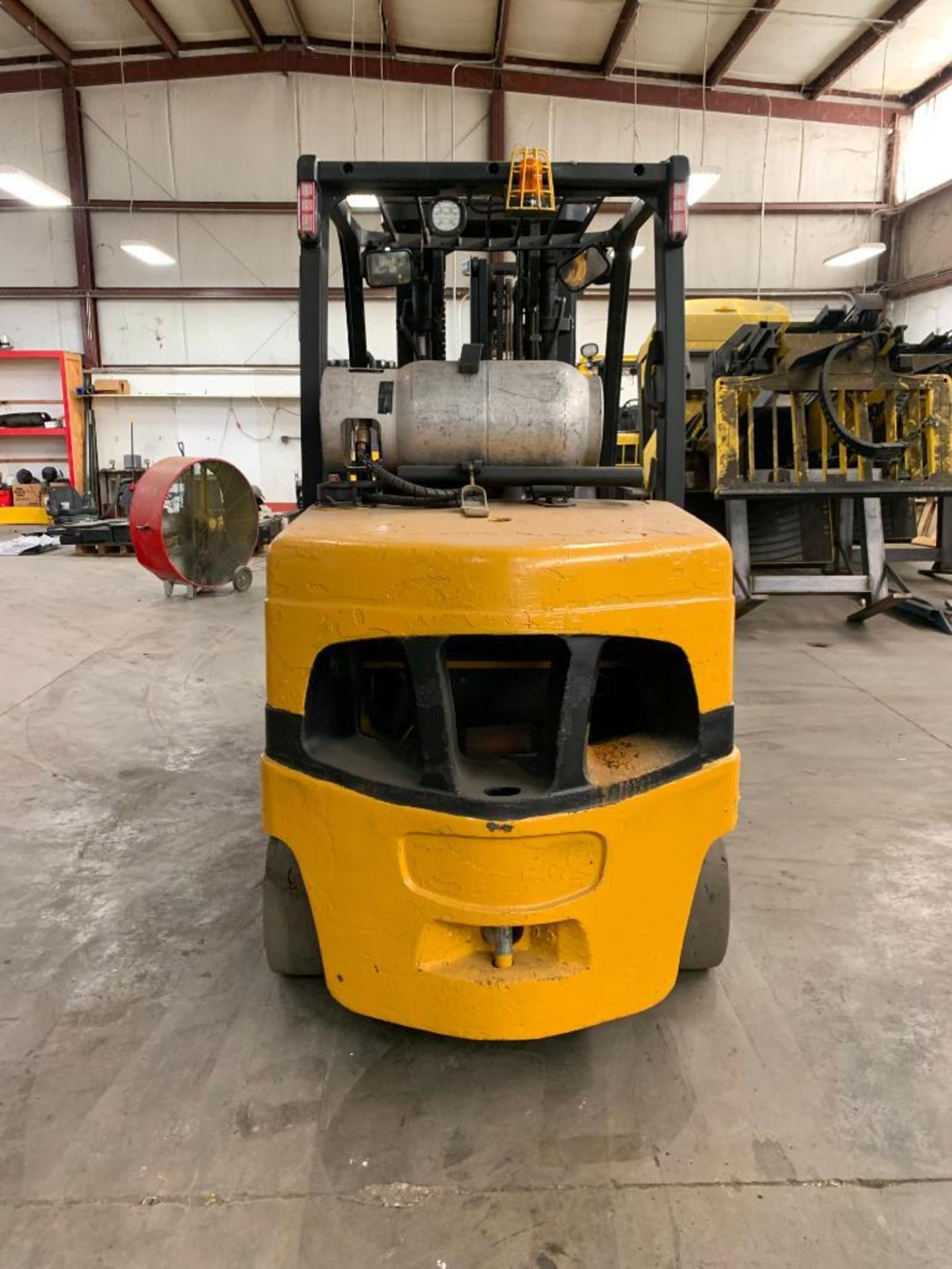 2014 YALE 12,000-LB. CAPACITY FORKLIFT, MODEL GLC120VX, S/N F818V02636M, LPG, LEVER SHIFT - Image 4 of 5