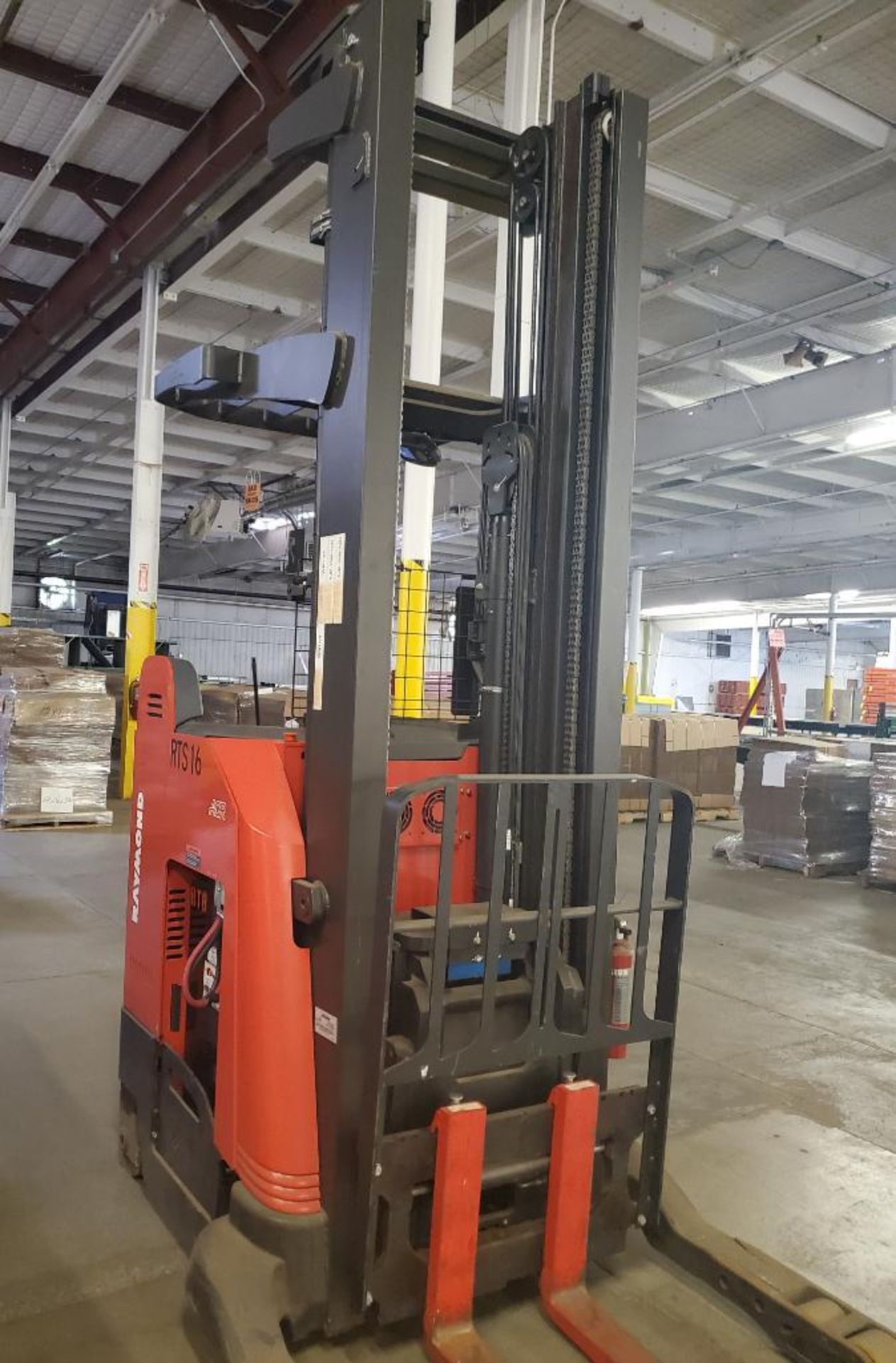 2015 RAYMOND 3,500 LB. CAPACITY REACH TRUCK; MODEL 750-R35TT, S/N 750-15-BC51068, 271'' LIFT HEIGHT, - Image 4 of 7