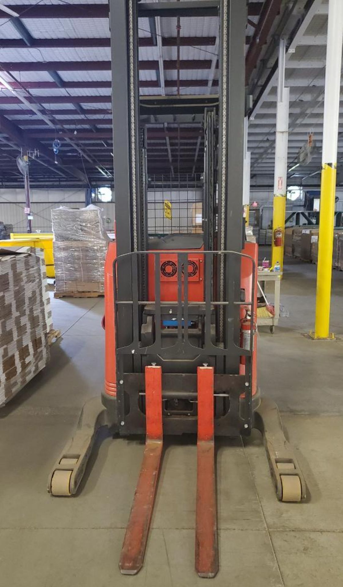 2015 RAYMOND 3,500 LB. CAPACITY REACH TRUCK; MODEL 750-R35TT, S/N 750-15-BC51068, 271'' LIFT HEIGHT, - Image 3 of 7