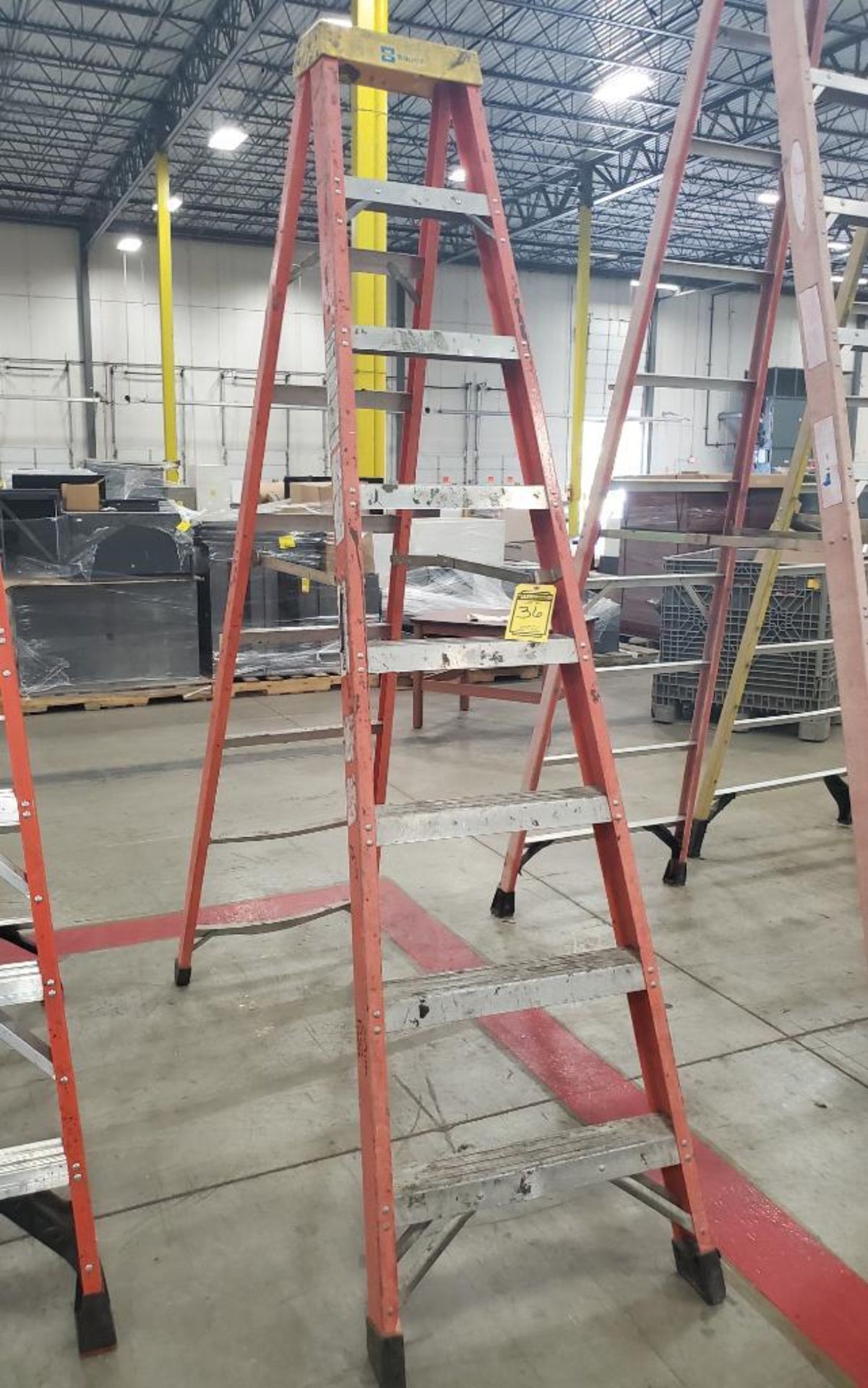 BAUER 8' ALUMINUM LADDER