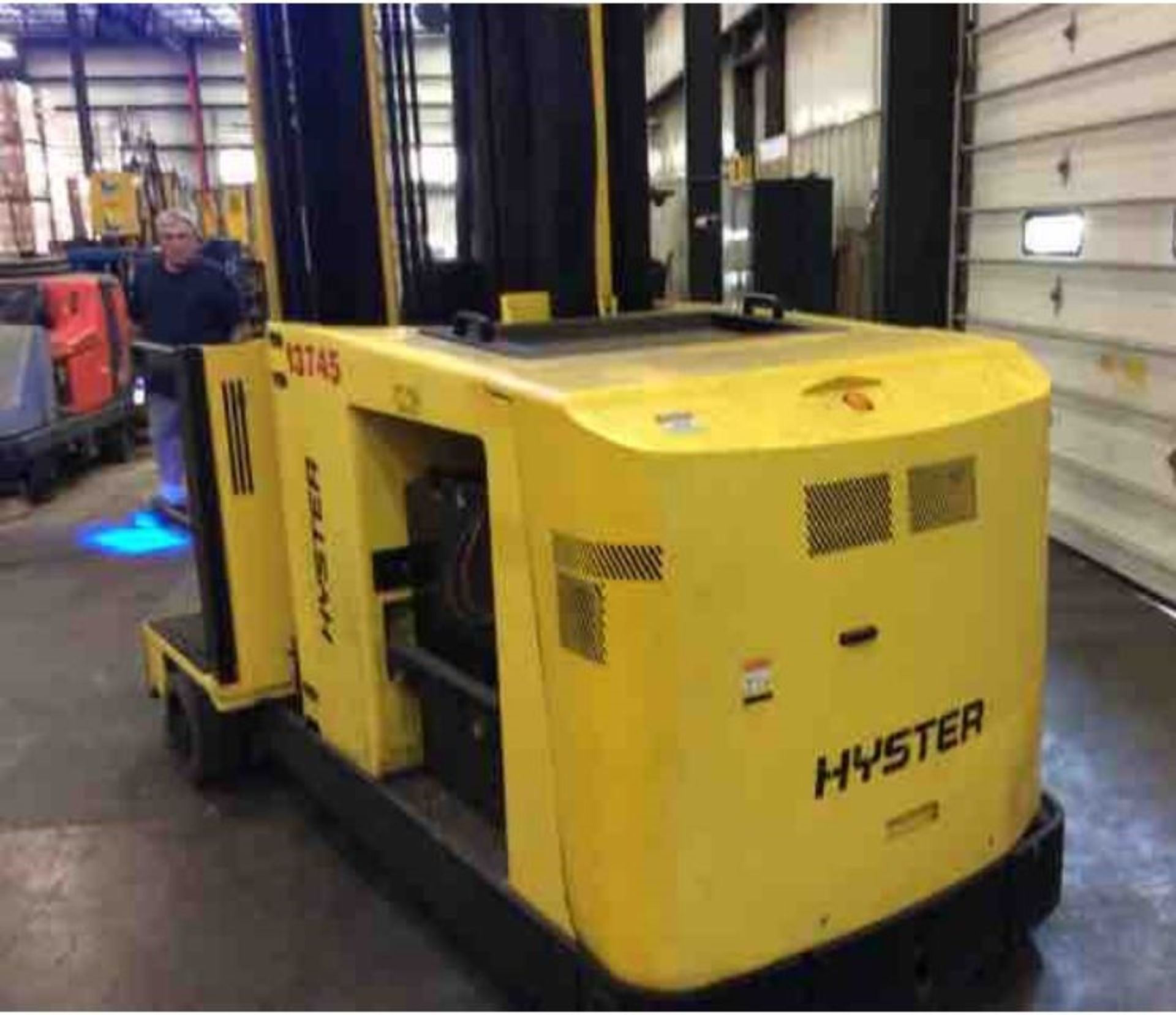 2014 HYSTER 3,000-LB. CAPACITY TURRET FORKLIFT, MODEL: V30ZMU, S/N: B463T01902M, 48V, 130''/255’’ - Image 2 of 8