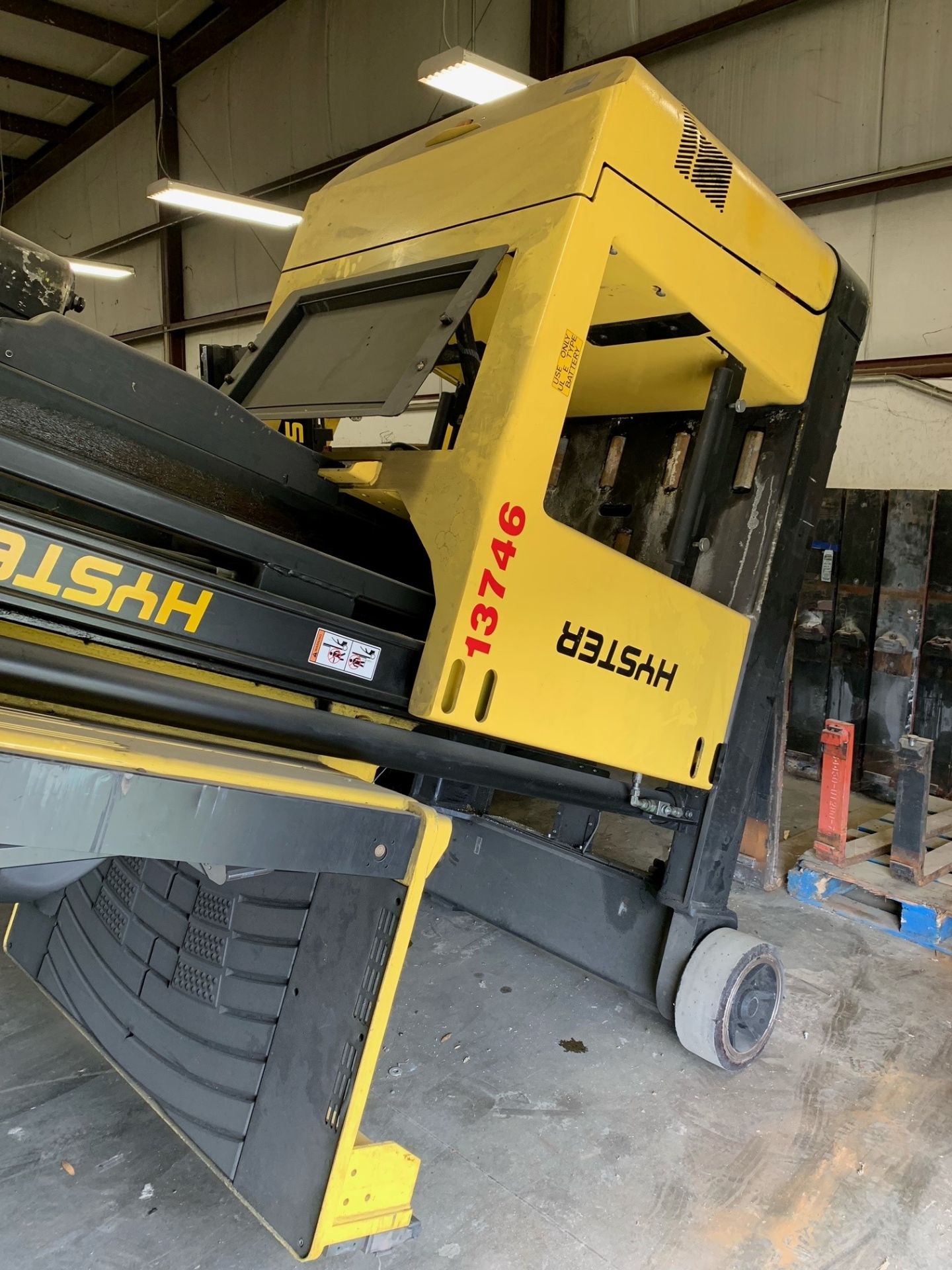 2014 HYSTER 3,000-LB. CAPACITY TURRET FORKLIFT, MODEL: V30ZMU, S/N: B463T01902M, 48V, 130''/255’’ - Image 5 of 8