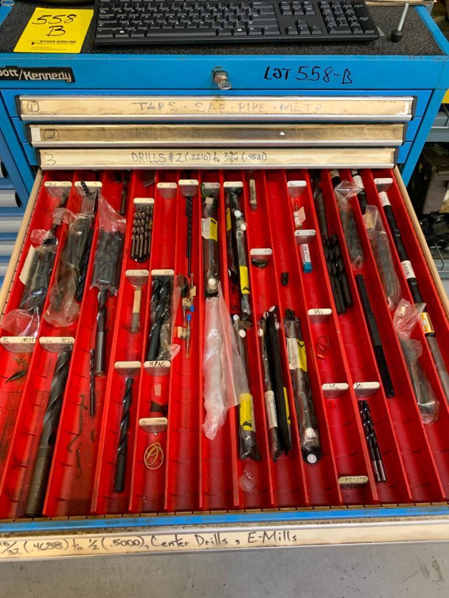 BOTT/KENNEDY TOOL CABINET, W/ TAPS, DRILLS, END MILLS (ELECTRONICS NOT INCLUDED) - Bild 5 aus 13