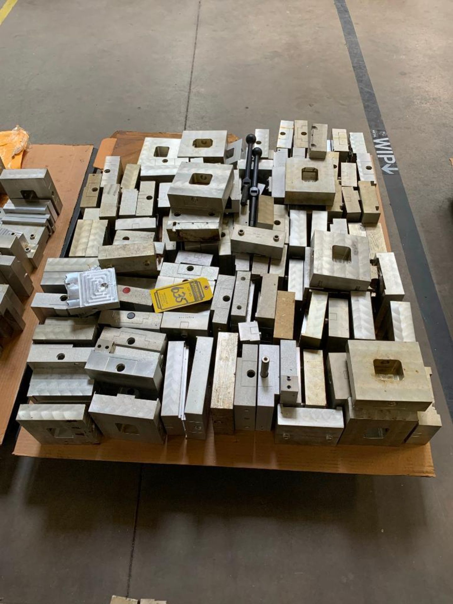 PALLET OF ALUMINUM VICE JAWS/PLATES