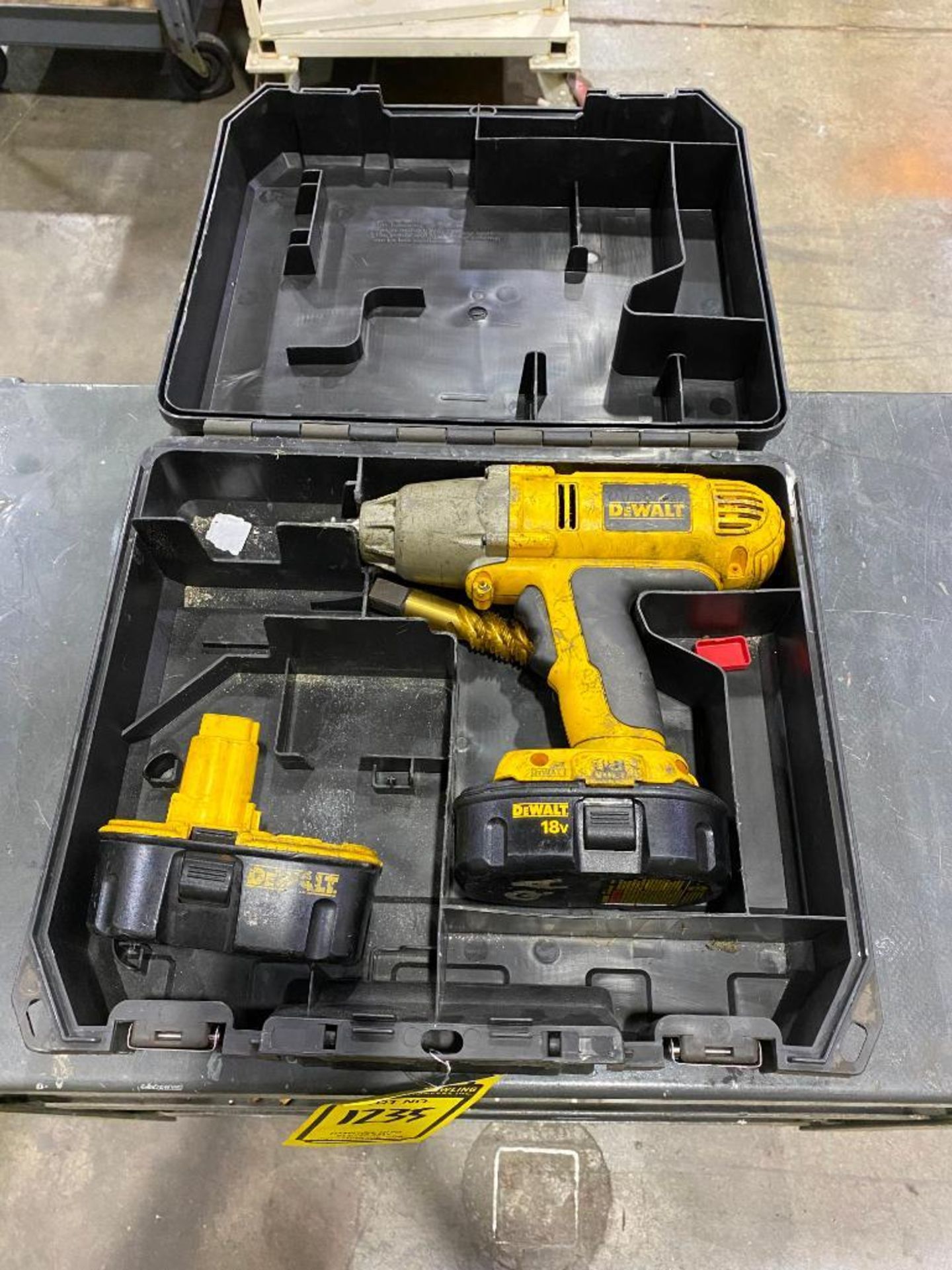 DEWALT 1/2'' DRIVE CORDLESS IMPACT, 18V W/EXTRA BATTERY