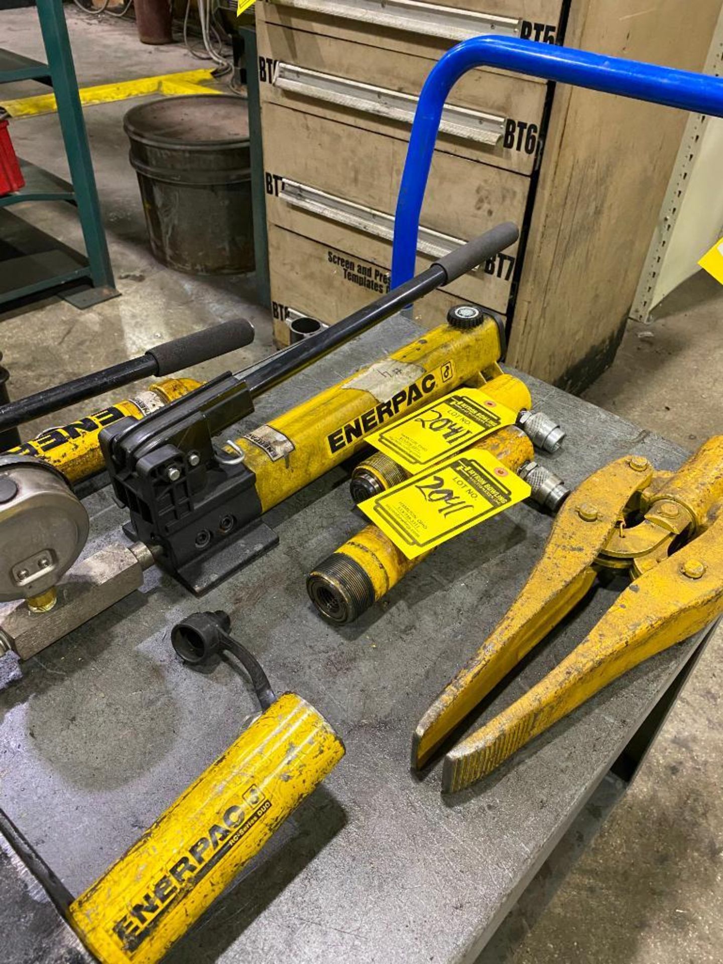 ASSORTED ENERPAC HYDRAULIC KIT, (2) ENERPAC HYDRAULIC PUMPS, (3) SPREADERS, (3) PORTABLE LONG TRAVEL - Image 2 of 6