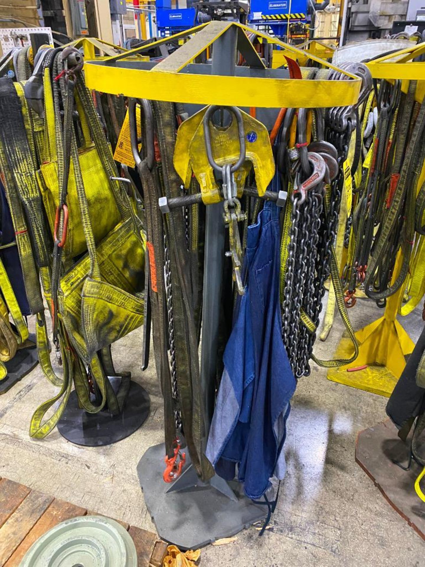 RACK AND CONTENTS OF ASSORTED CHAIN AND NYLON RIGGING - Image 2 of 2