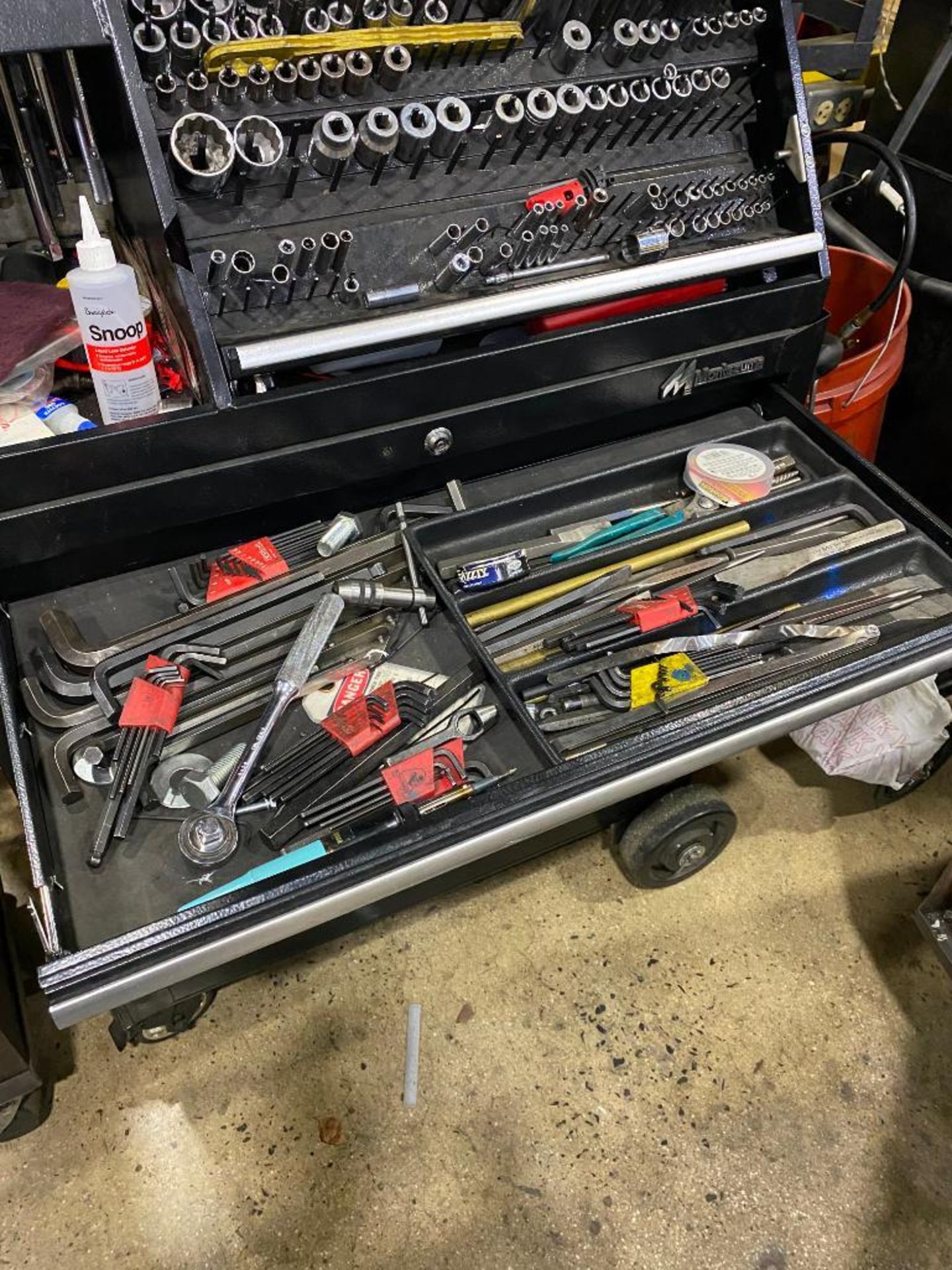 MONTEZUMA 36'' X 17'' TOP CHEST TOOLBOX AND CONTENTS OF ASSORTED HAND TOOLS - Image 2 of 7