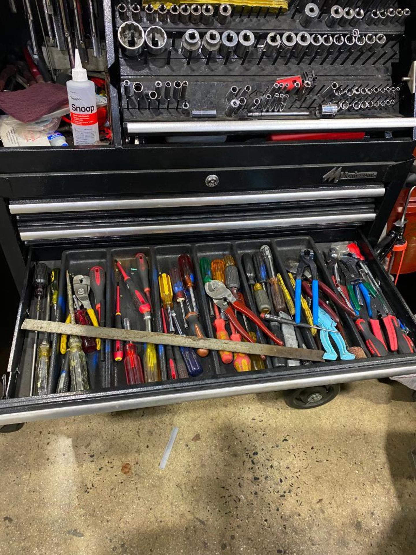 MONTEZUMA 36'' X 17'' TOP CHEST TOOLBOX AND CONTENTS OF ASSORTED HAND TOOLS - Image 4 of 7