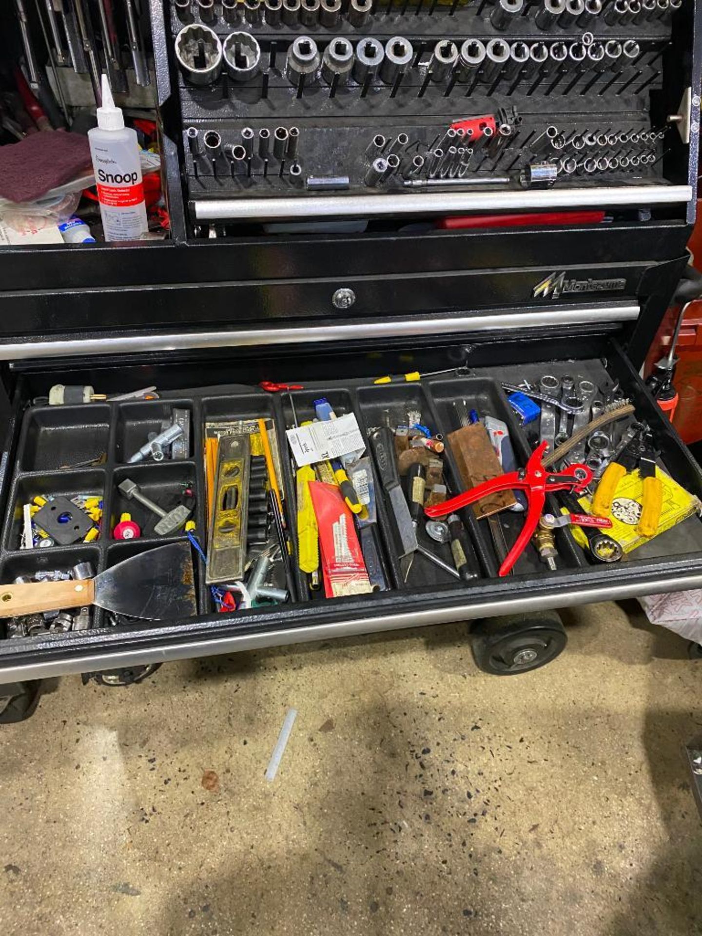 MONTEZUMA 36'' X 17'' TOP CHEST TOOLBOX AND CONTENTS OF ASSORTED HAND TOOLS - Image 3 of 7