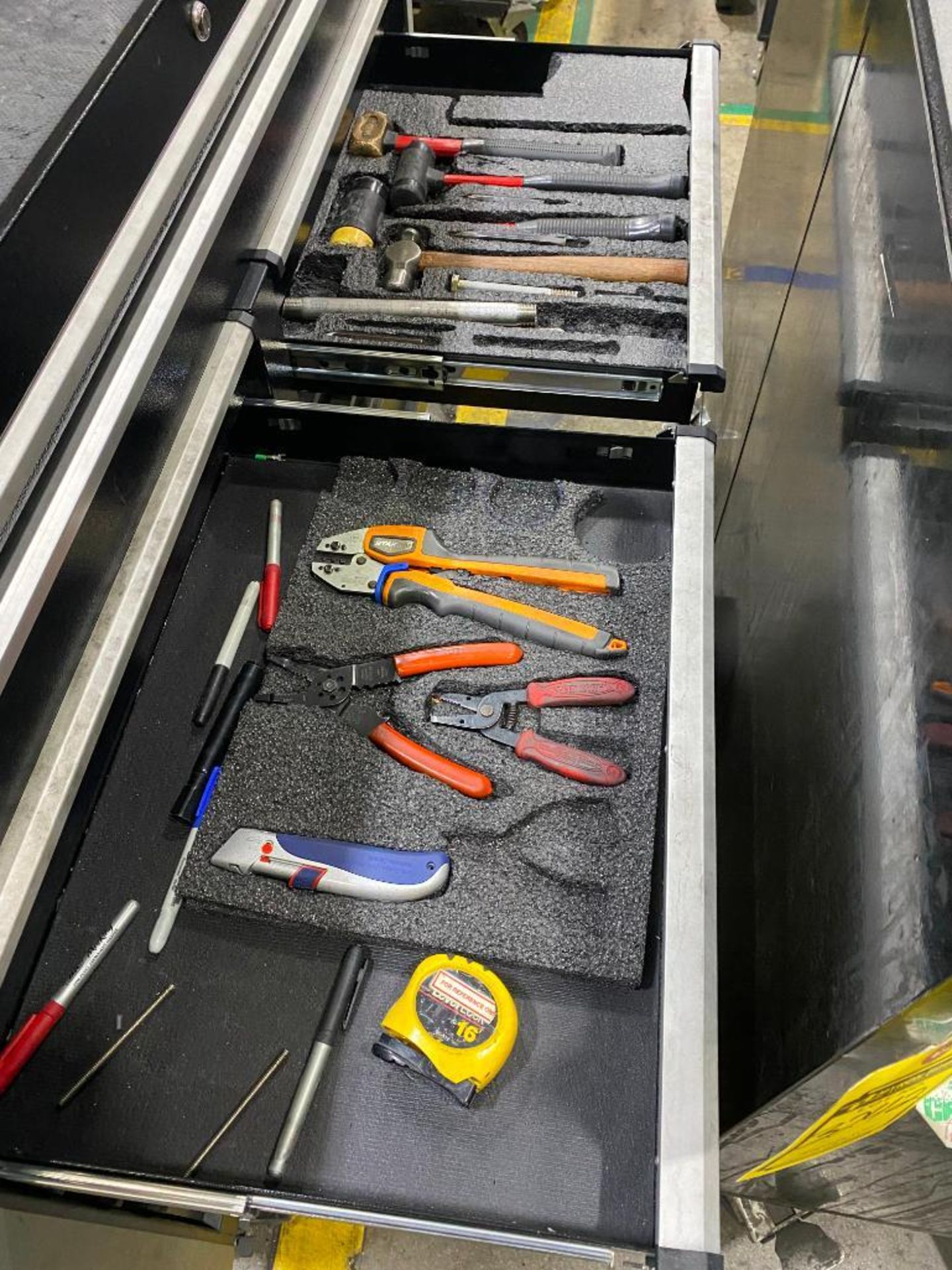 INTERNATIONAL ROLLING TOOLBOX AND CONTENTS OF ASSORTED HAND TOOLS - Image 4 of 5