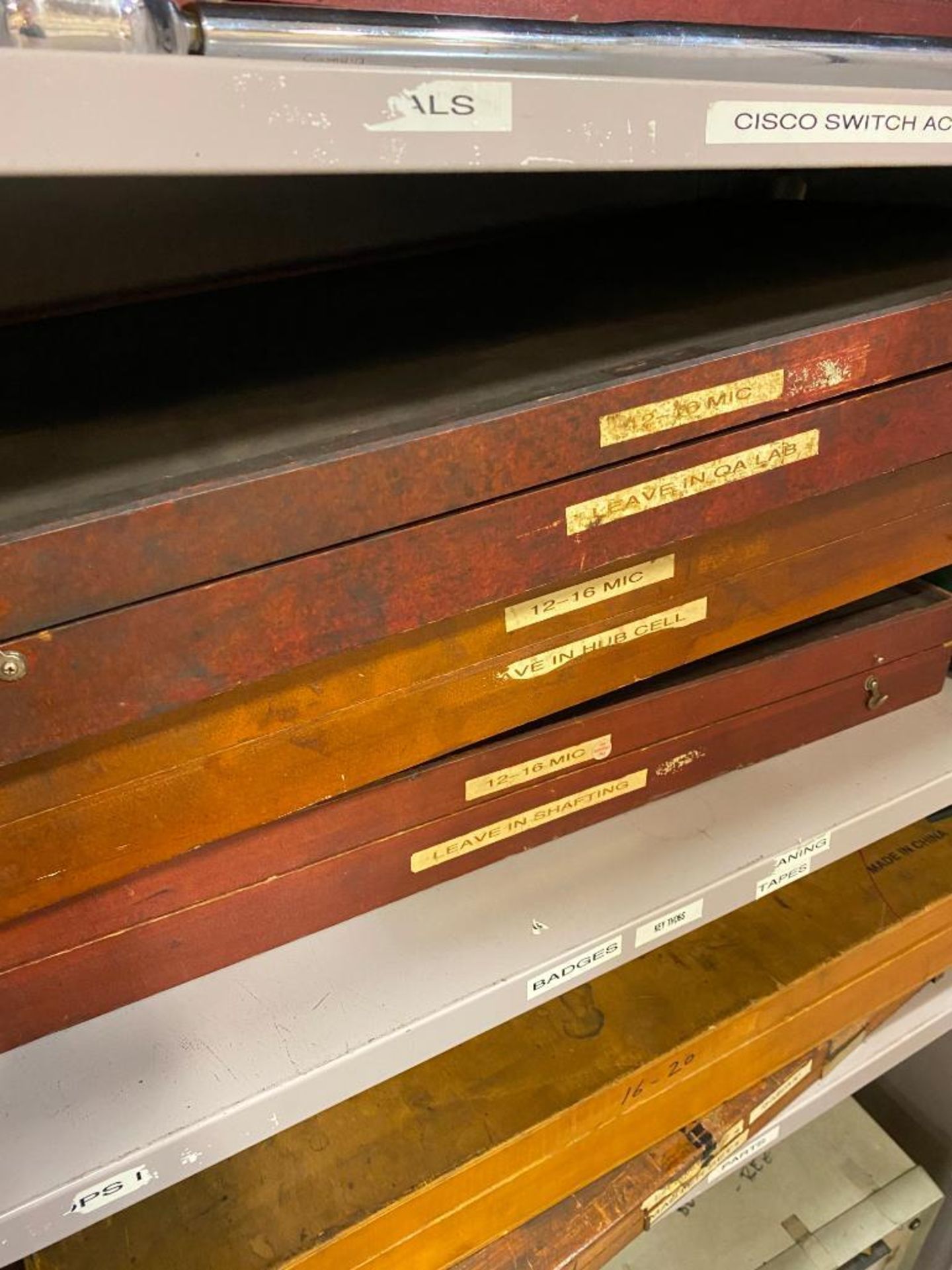 CABINET AND CONTENTS OF ASSORTED INSPECTION EQUIPMENT, GAUGES, MICROMETERS CALIPERS - Image 6 of 8