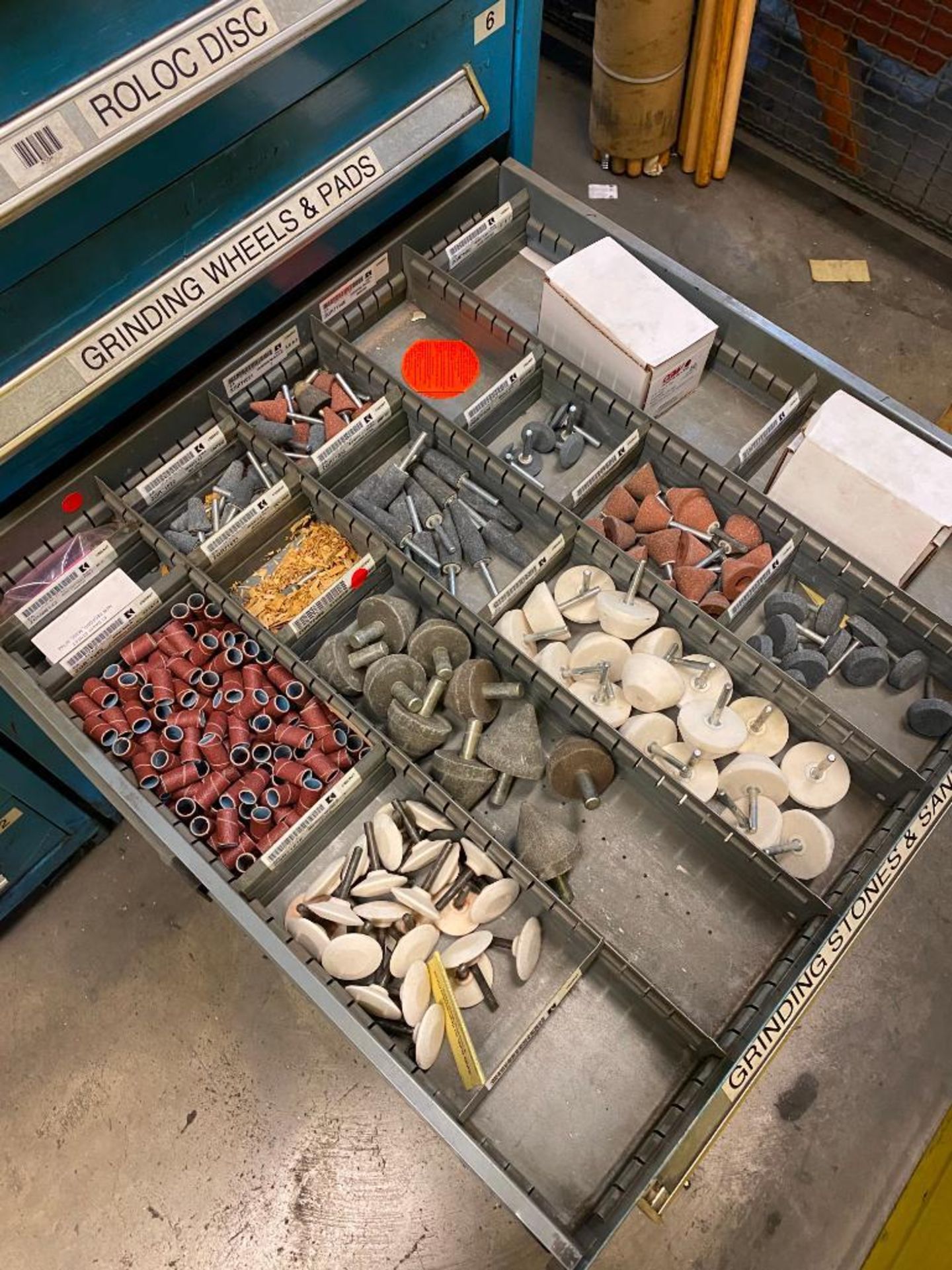 VIDMAR CABINET AND CONTENTS OF GRINDING WHEELS, SANDING STONES, WIRE BRUSHES, PAINT BRUSHES - Image 7 of 9