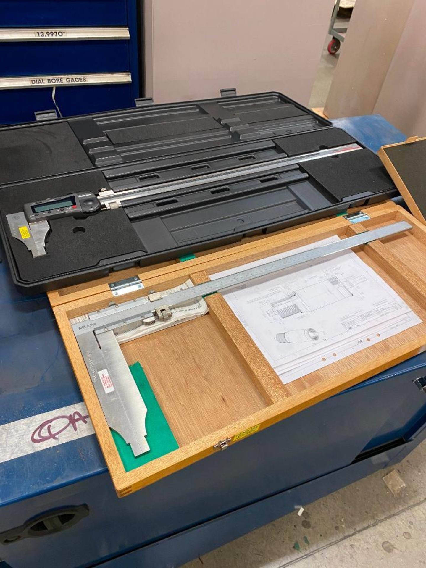 CABINET AND CONTENTS OF ASSORTED INSPECTION EQUIPMENT, GAUGES, MICROMETERS CALIPERS - Image 6 of 7