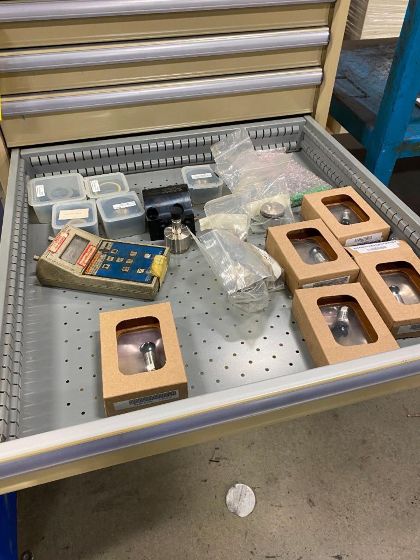 LISTA CABINET AND CONTENTS OF INSERTS, TOOLING, AIR TOOLS, ETC. - Image 5 of 10