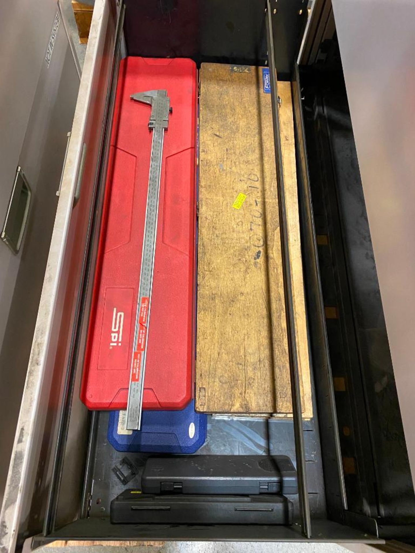 CABINET AND CONTENTS OF ASSORTED INSPECTION EQUIPMENT, GAUGES, MICROMETERS CALIPERS - Image 5 of 7