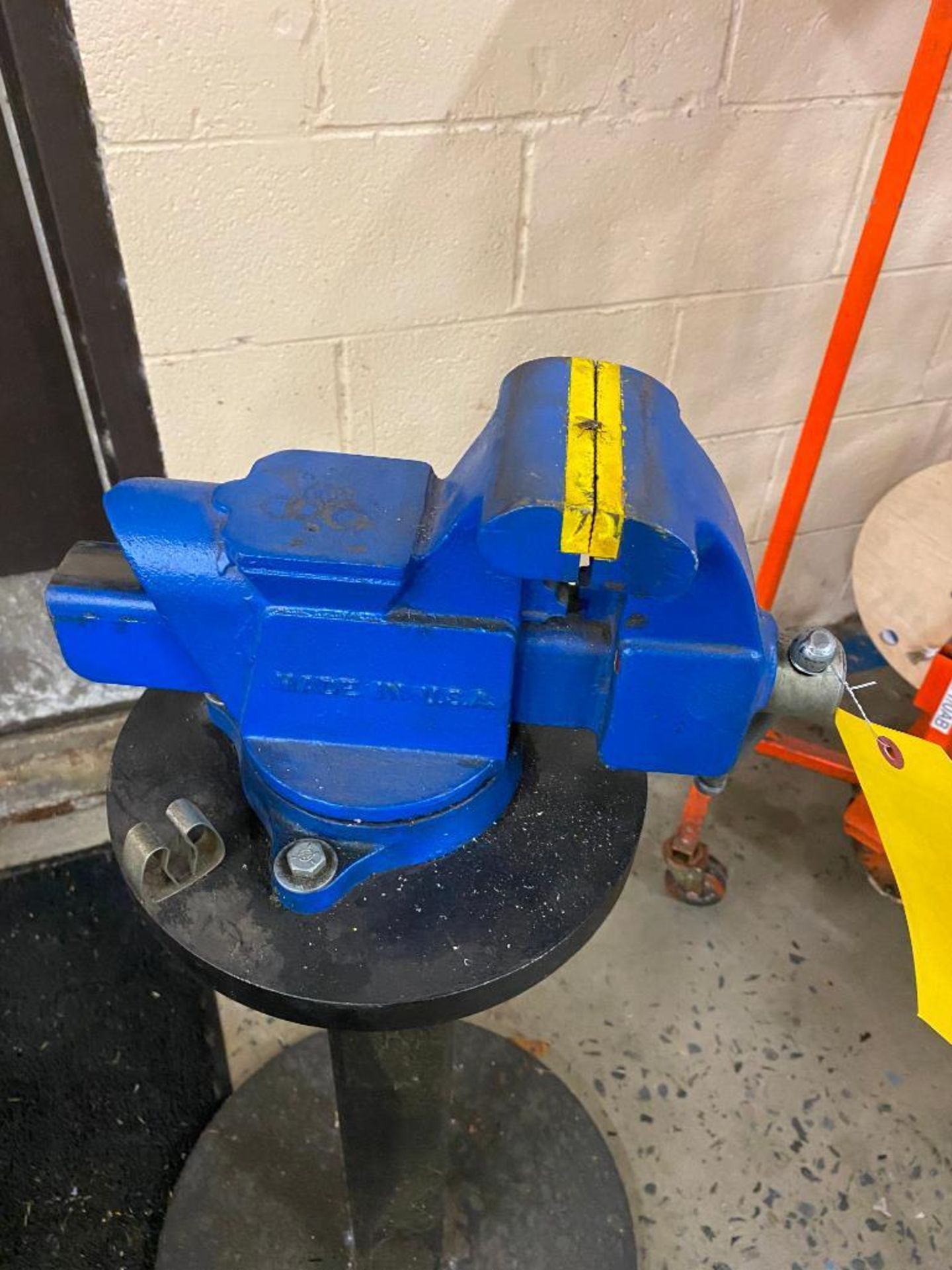 4'' BENCH VISE ON PEDESTAL - Image 2 of 5