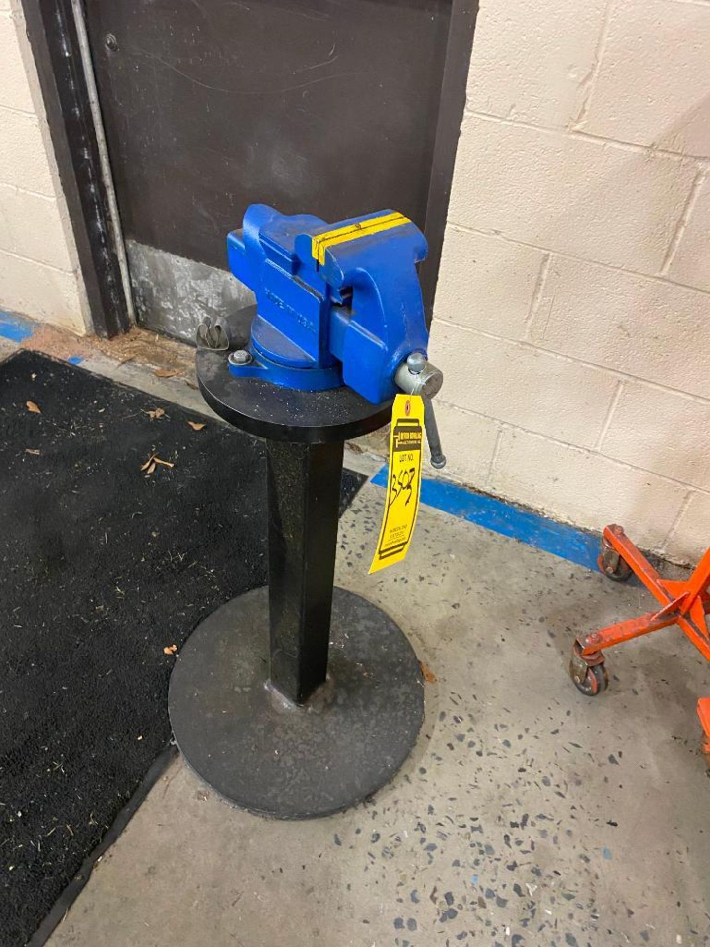 4'' BENCH VISE ON PEDESTAL