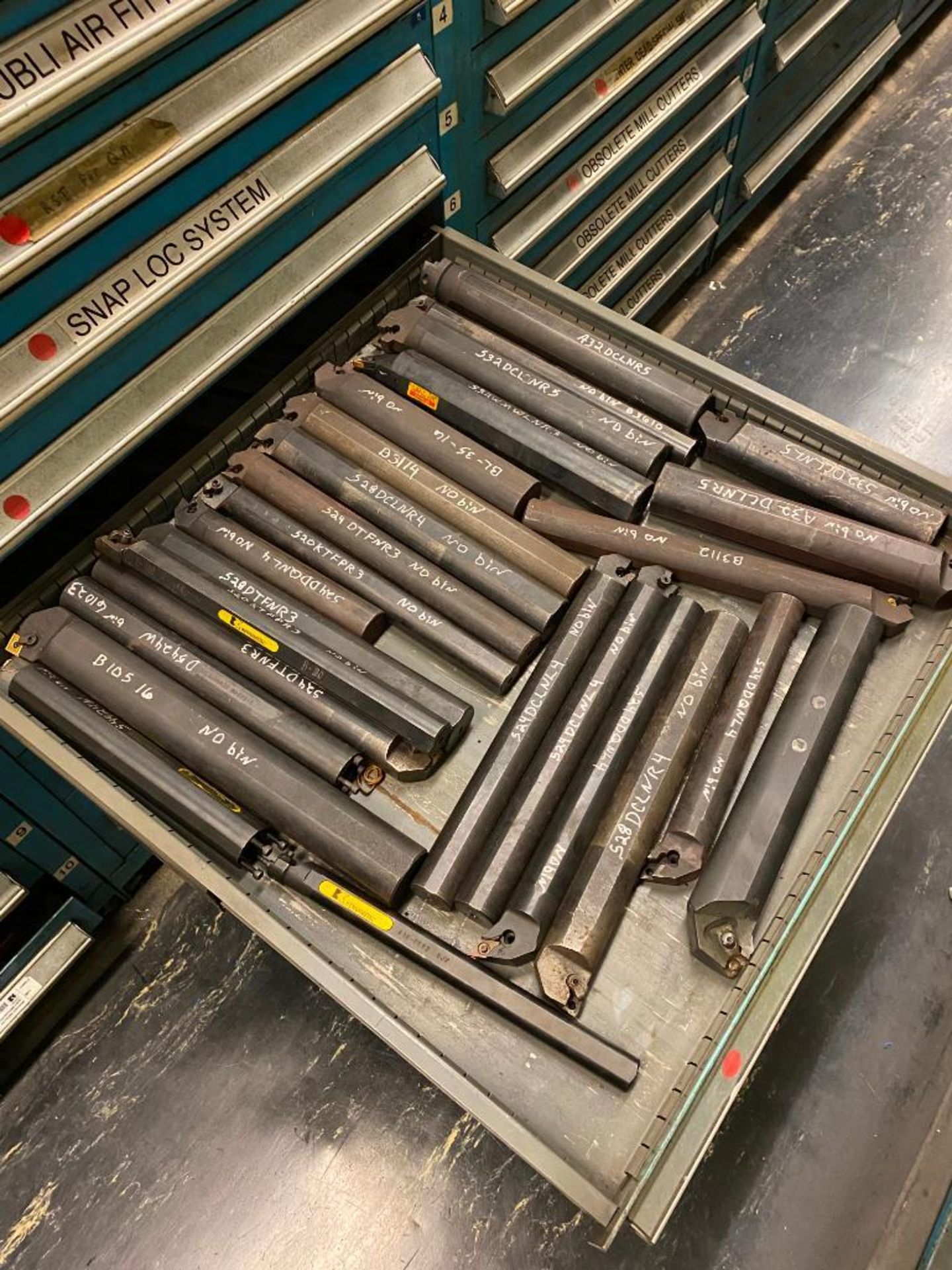 VIDMAR CABINET AND CONTENTS OF AIR COUPLINGS MALE AND FEMALE, BORING BARS - Image 6 of 8