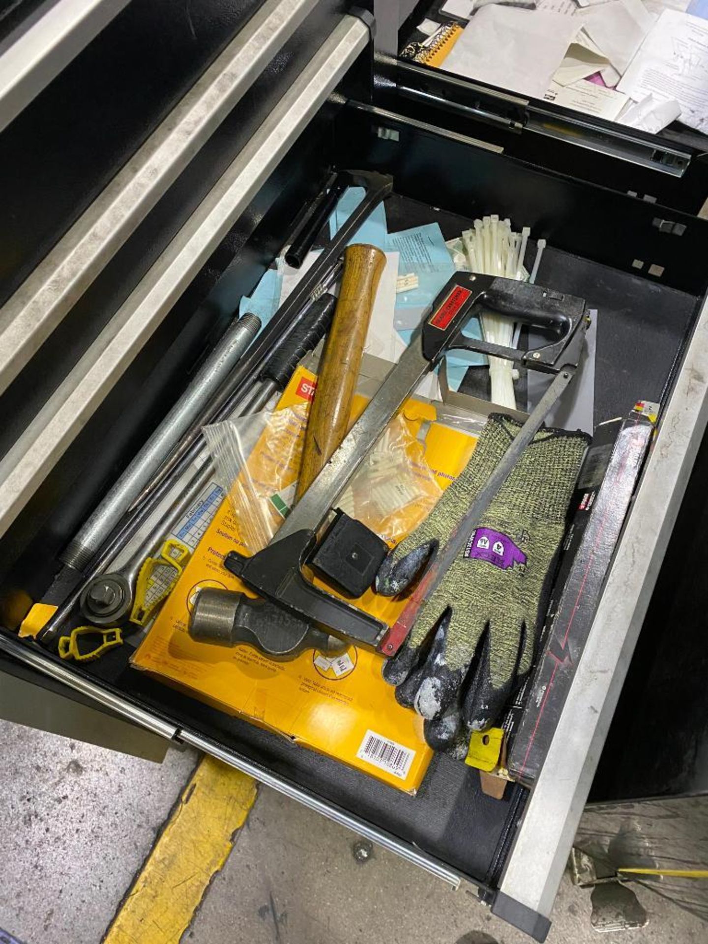 INTERNATIONAL ROLLING TOOLBOX AND CONTENTS OF ASSORTED HAND TOOLS - Image 5 of 5