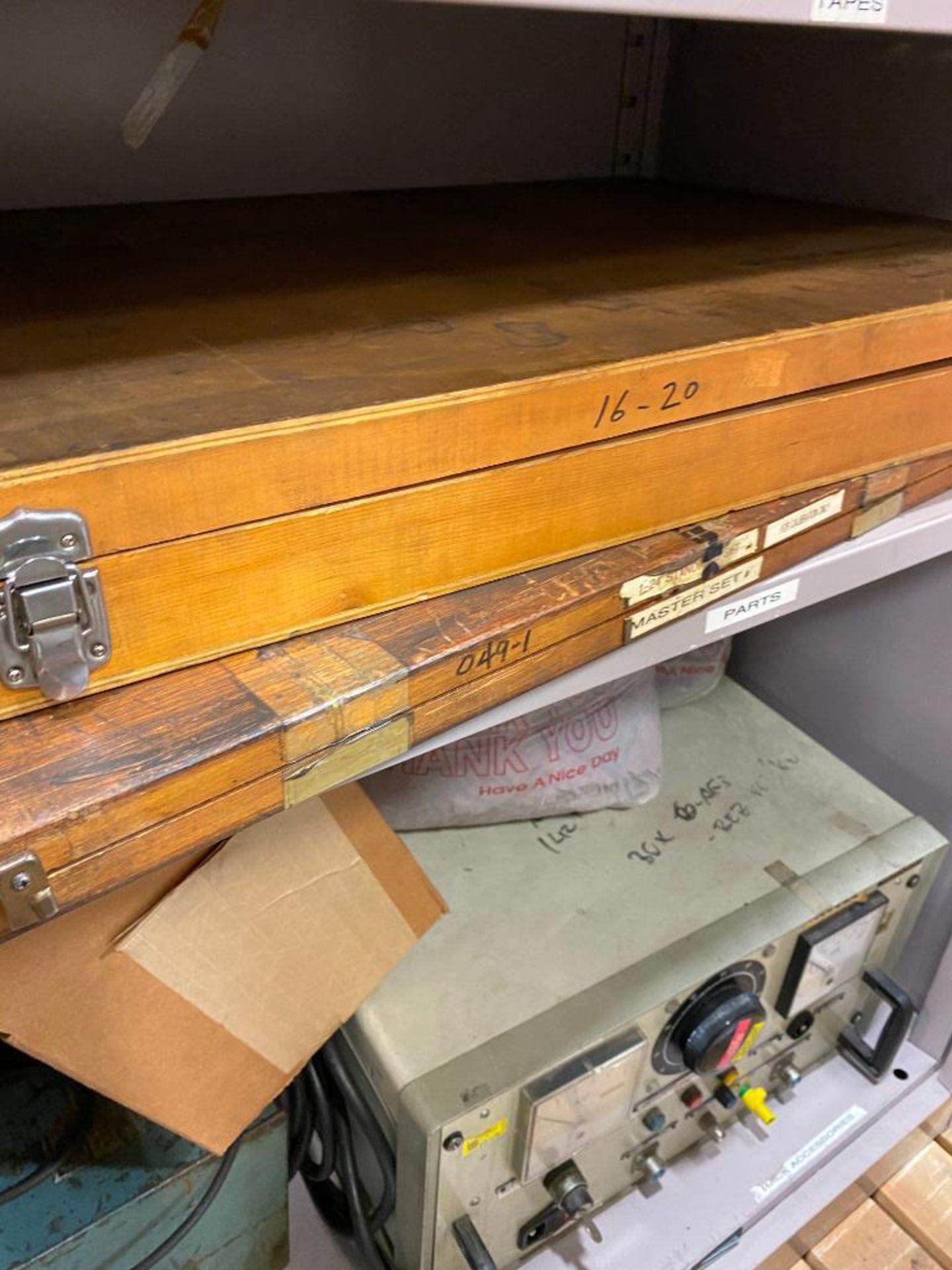 CABINET AND CONTENTS OF ASSORTED INSPECTION EQUIPMENT, GAUGES, MICROMETERS CALIPERS - Image 7 of 8