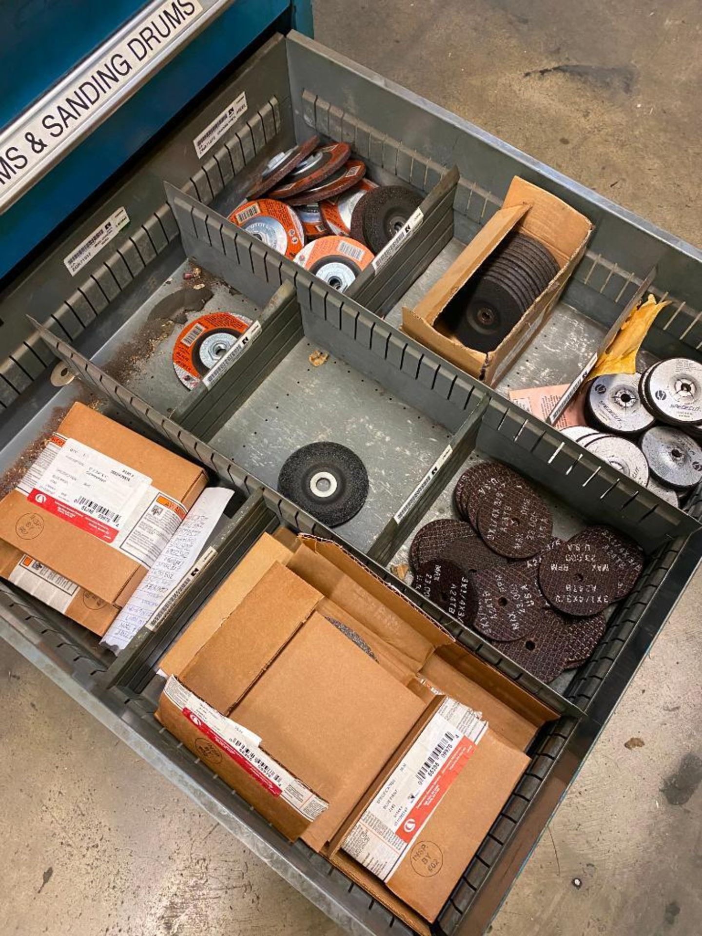 VIDMAR CABINET AND CONTENTS OF GRINDING WHEELS, SANDING STONES, WIRE BRUSHES, PAINT BRUSHES - Image 9 of 9