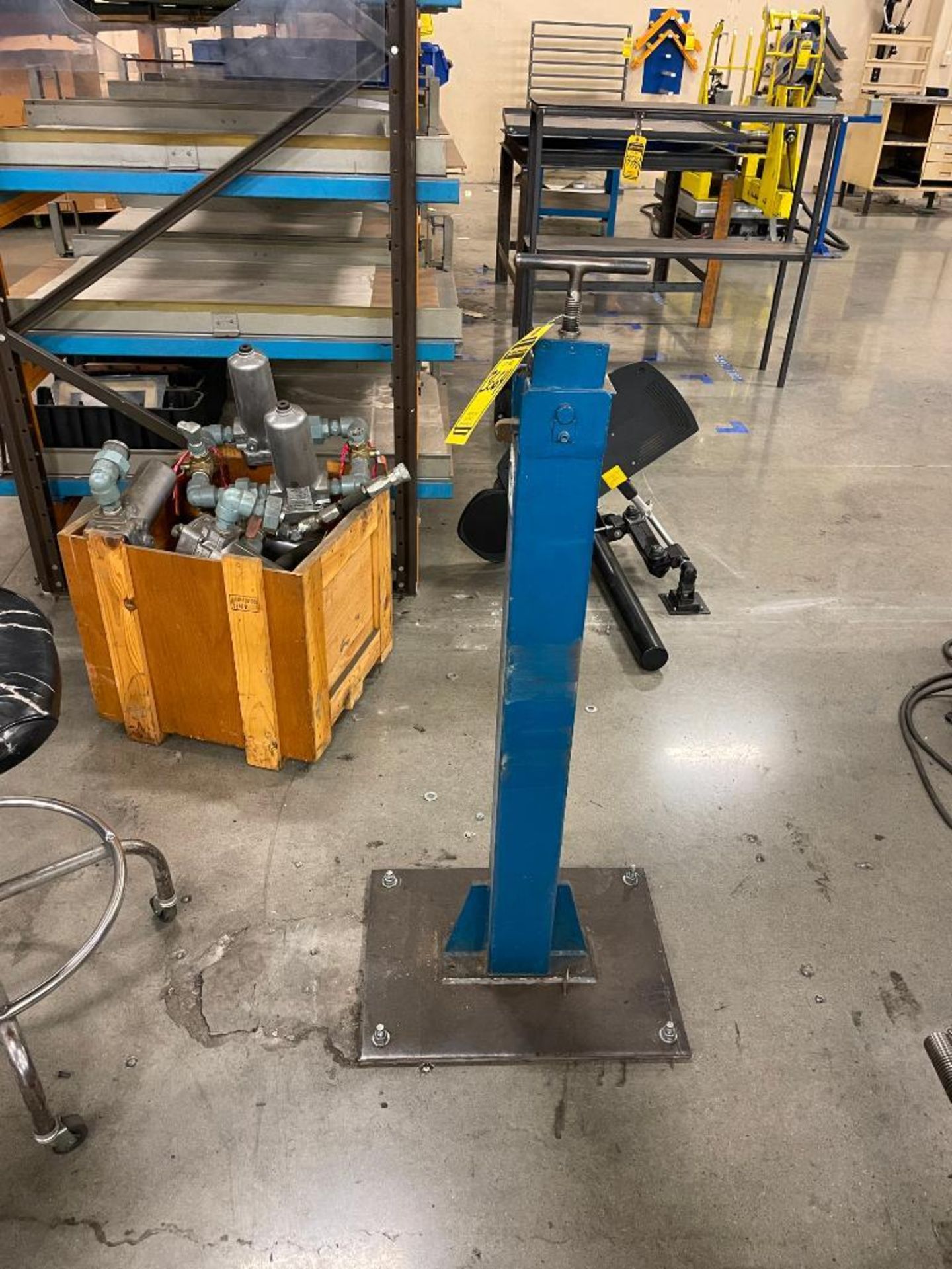 T-HANDLE VISE ON PEDESTAL