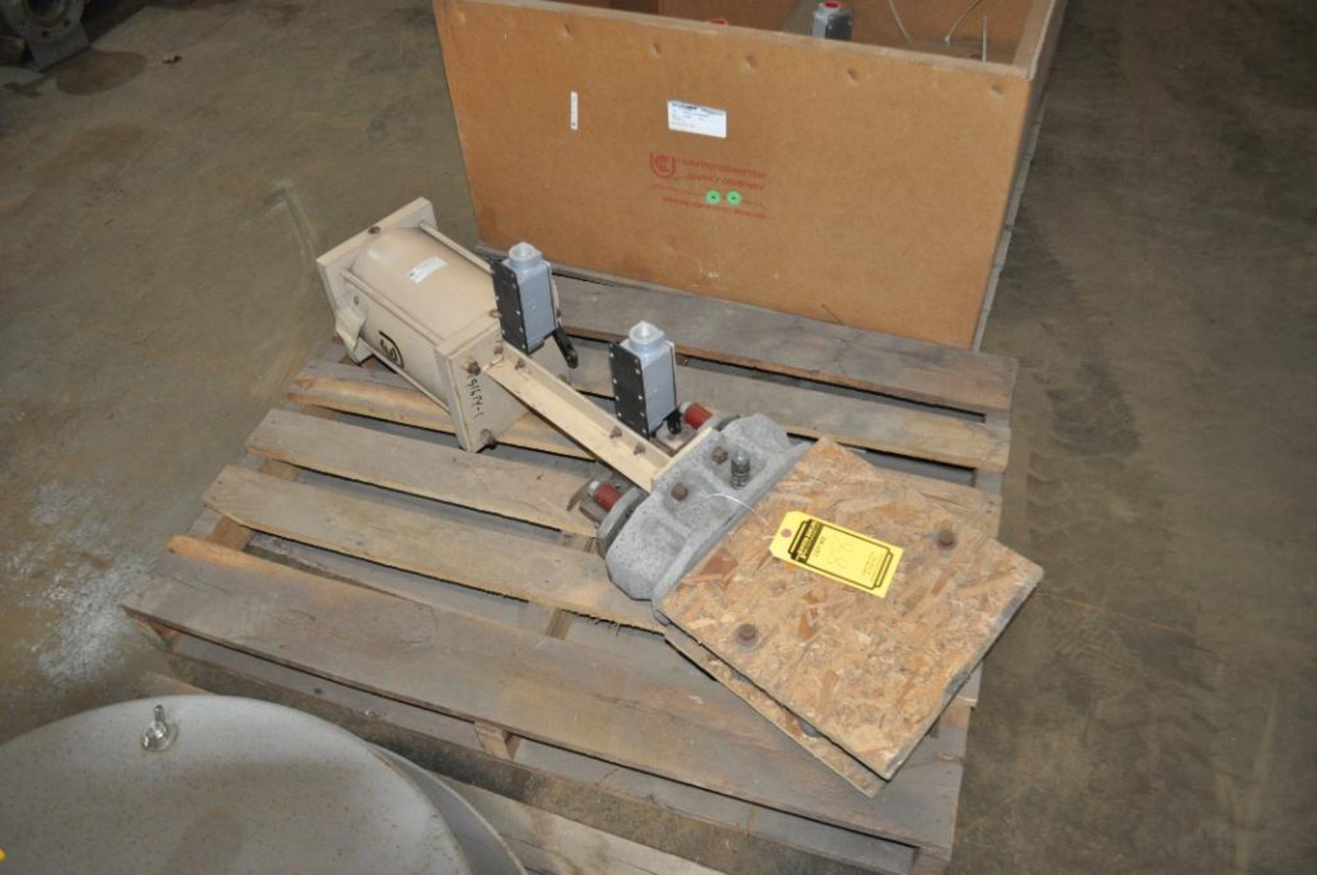 UNITED CONVEYOR 8'' ACTUATED KNIFE GATE VALVE, NEW IN BOX - Image 2 of 3