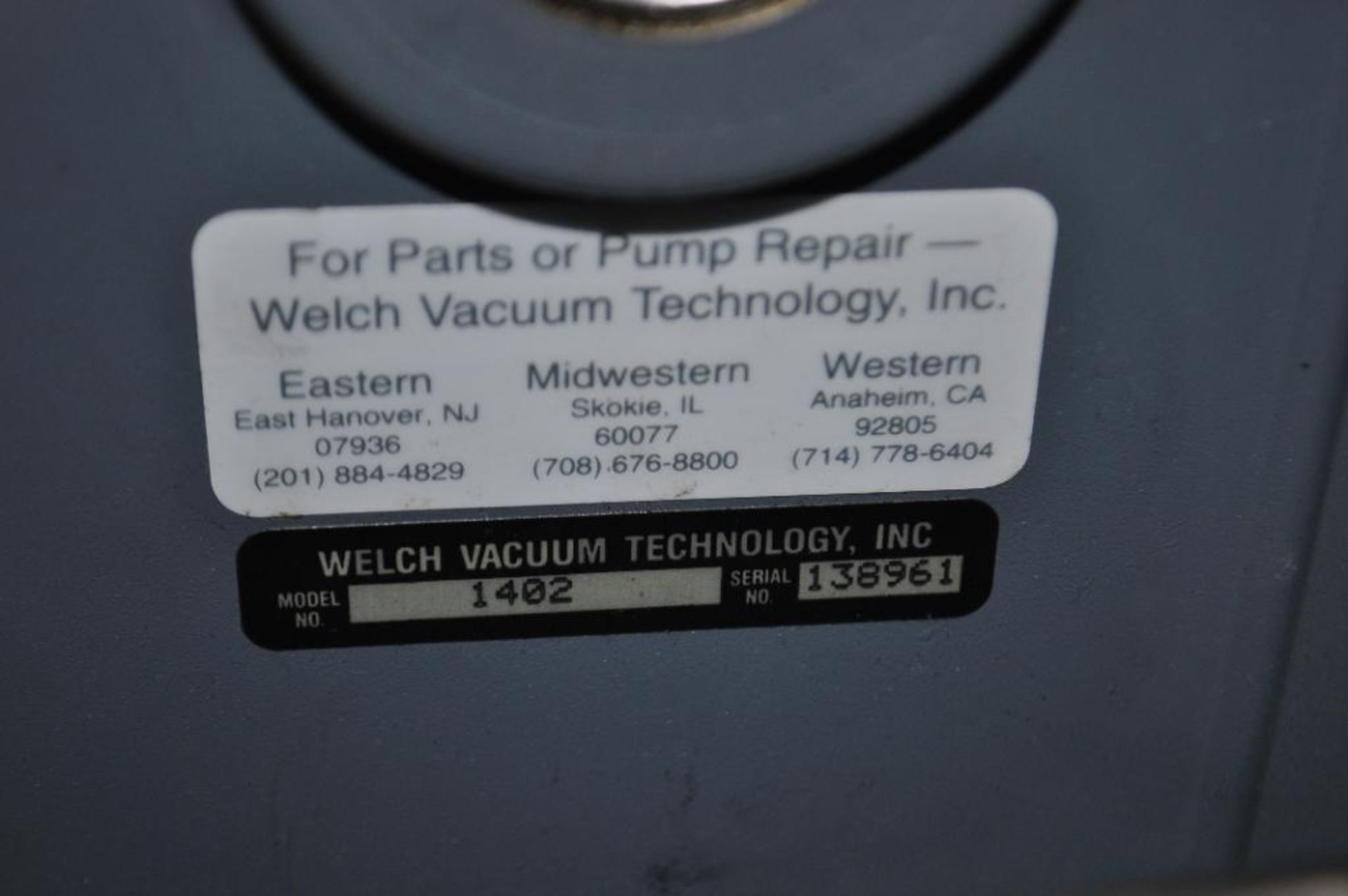 WELCH DUOSEAL VACUUM PUMP, MODEL: 1402, SINGLE PHASE - Image 4 of 4