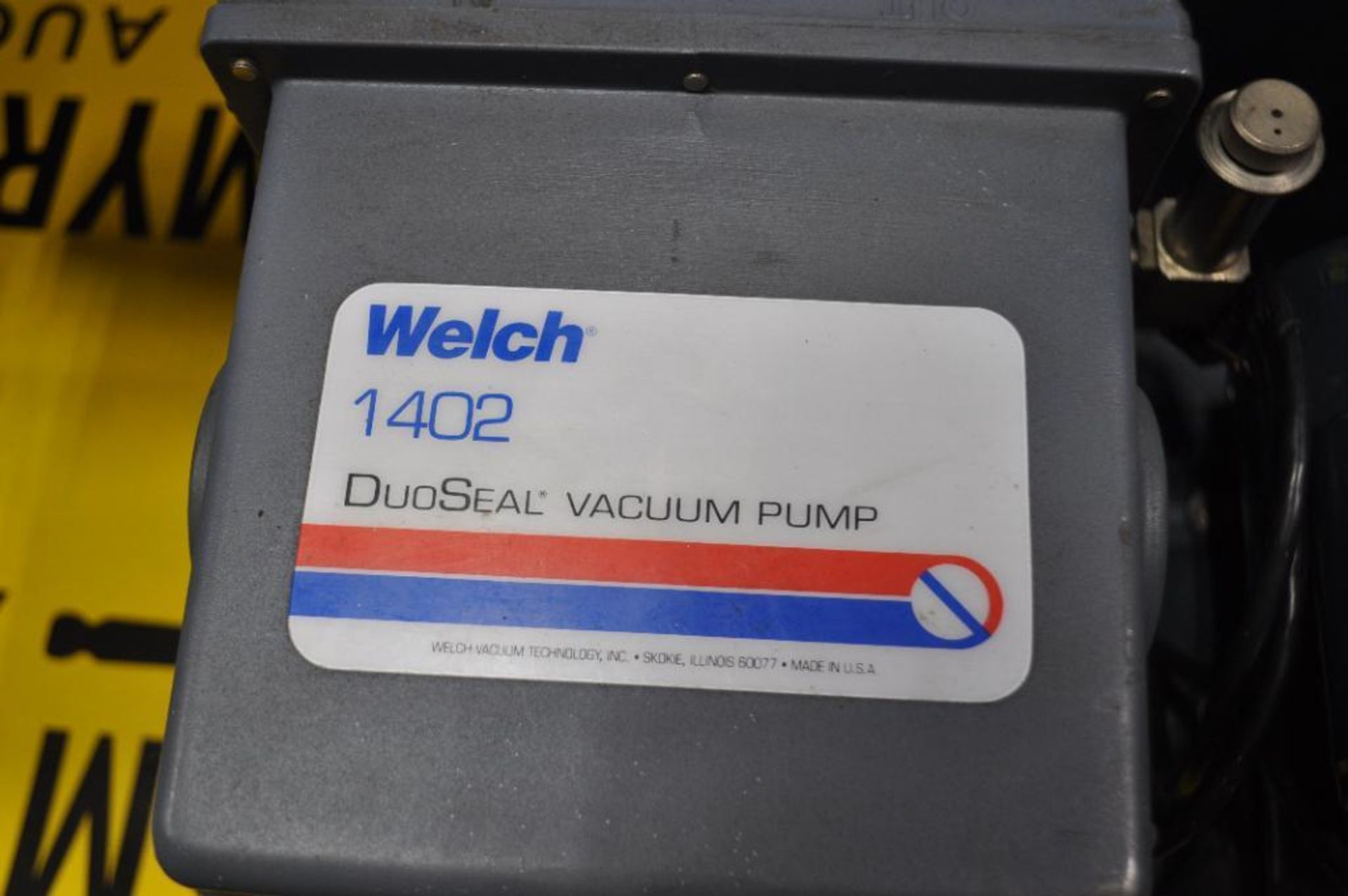 WELCH DUOSEAL VACUUM PUMP, MODEL: 1402, SINGLE PHASE - Image 3 of 4