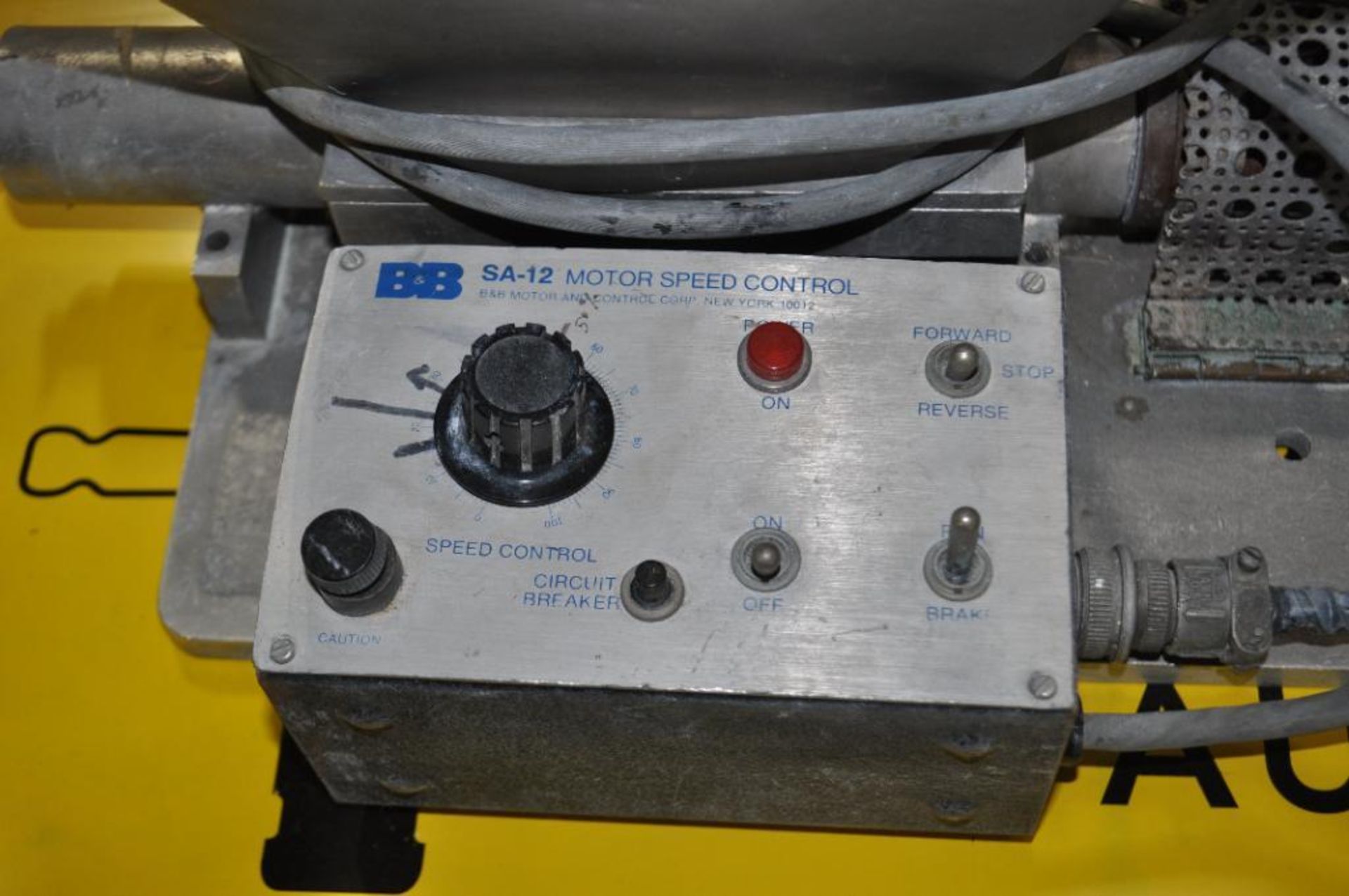 TABLE MOUNT STAINLESS STEEL SINGLE SCREW FEEDER, W/ B&B SA-12 MOTOR SPEED CONTROL - Image 3 of 4