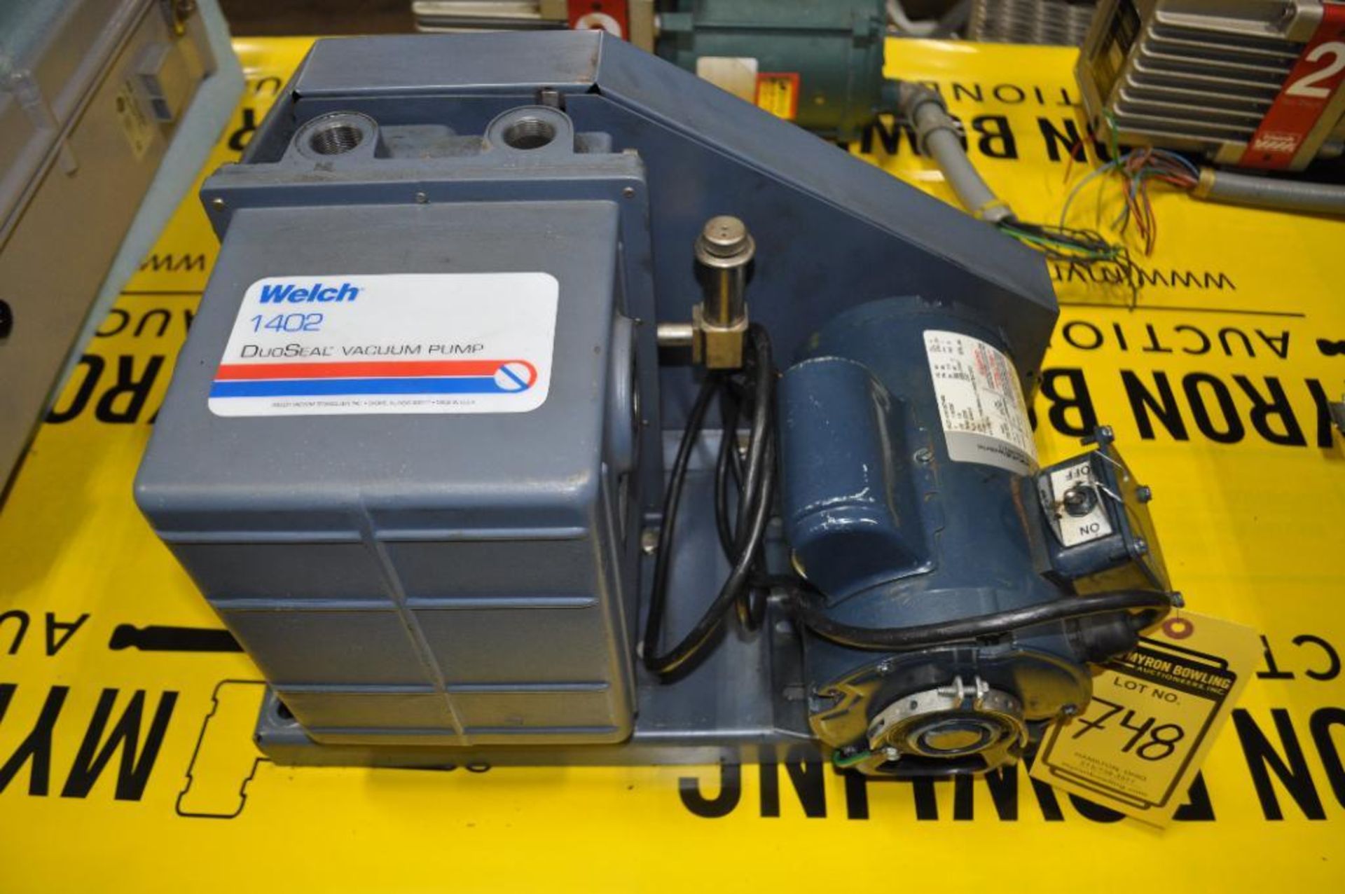 WELCH DUOSEAL VACUUM PUMP, MODEL: 1402, SINGLE PHASE