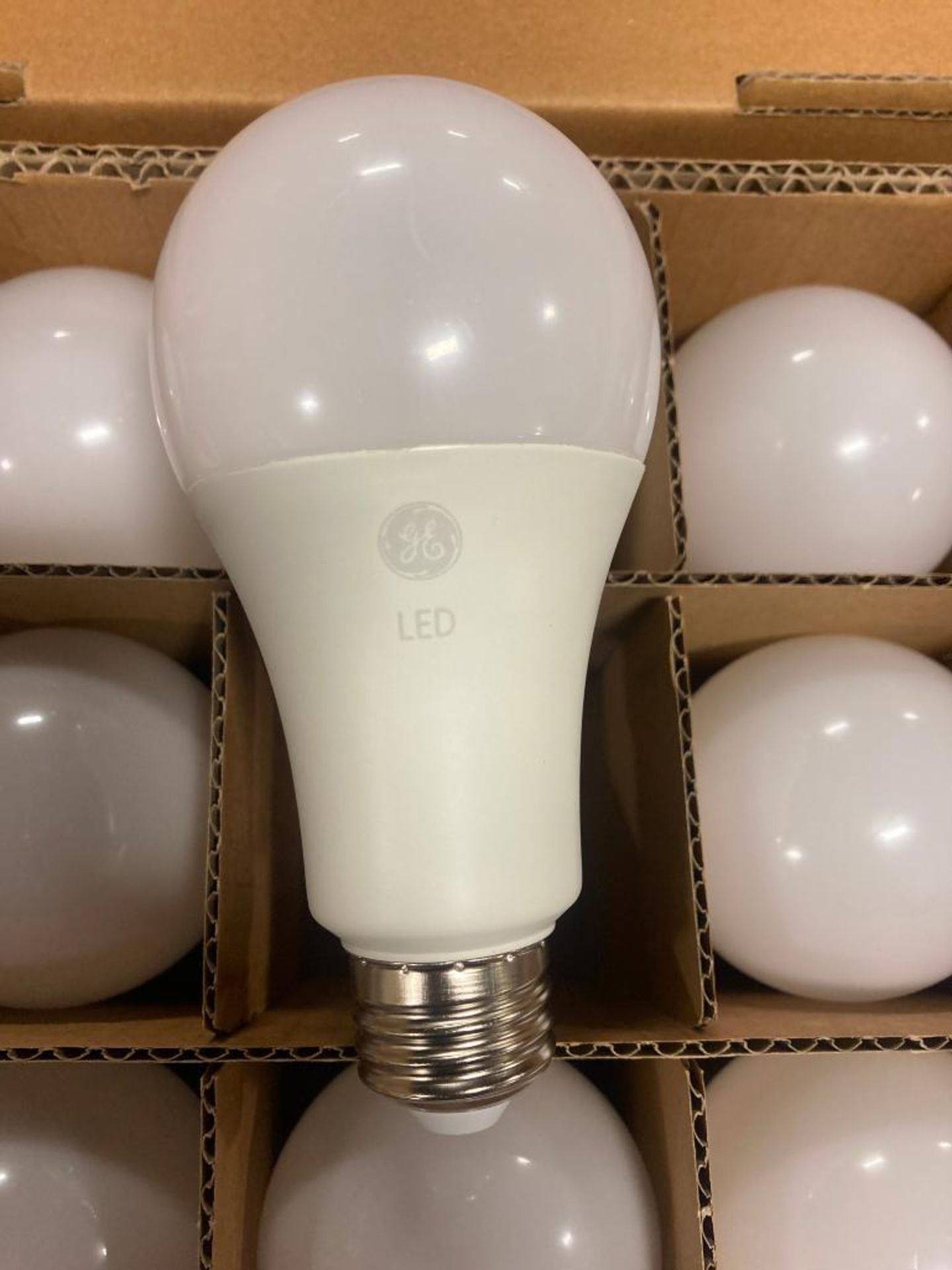 (12) CASES (NEW) GE LED BULBS, A-21, 1600 LUMENS, 5000K, 15-WATT /100-WATT EQUIVALENT, (840) BULBS, - Image 2 of 4