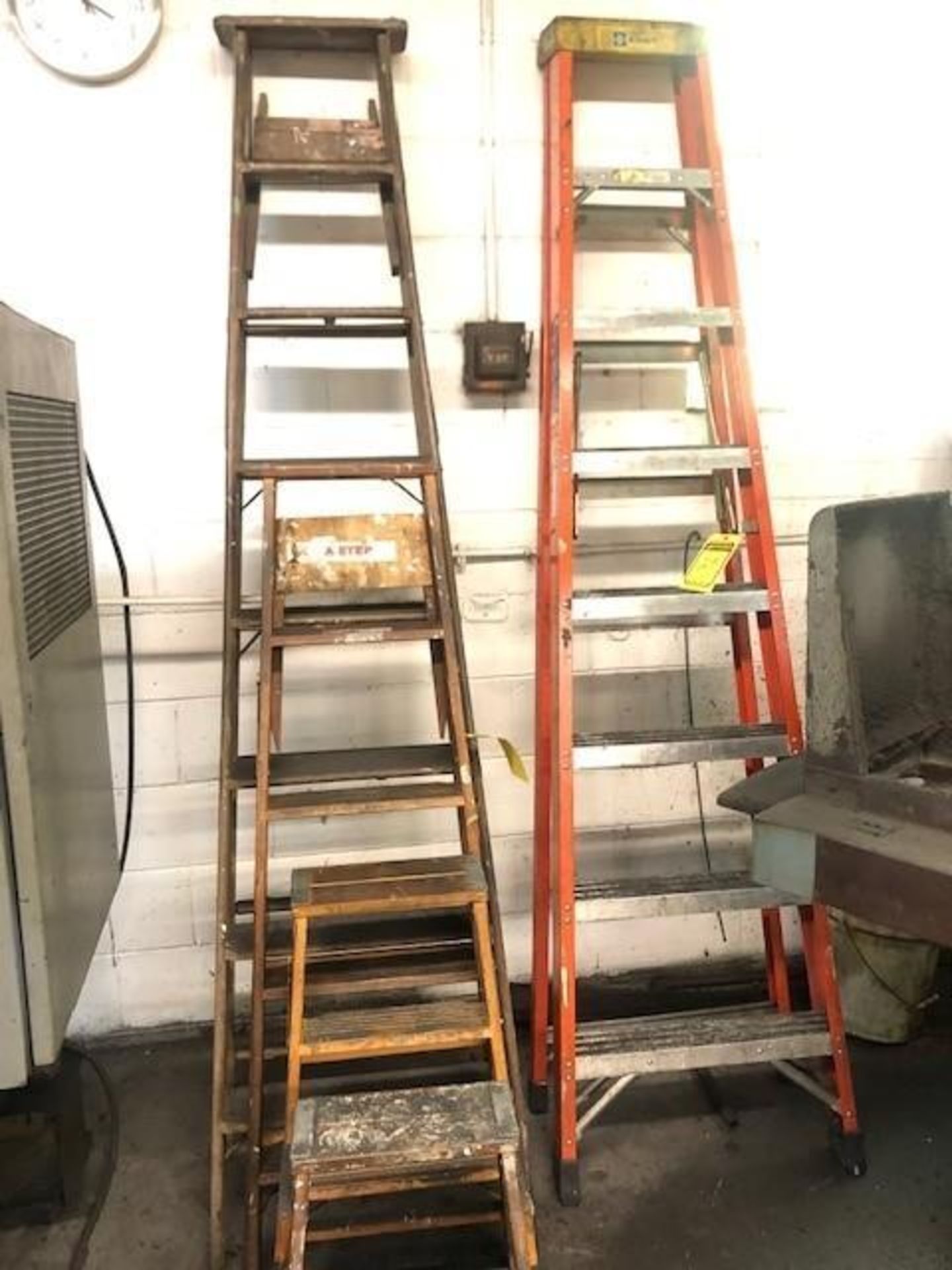 (4) WOODEN LADDERS, (1) BAUER FIBERGLASS LADDER