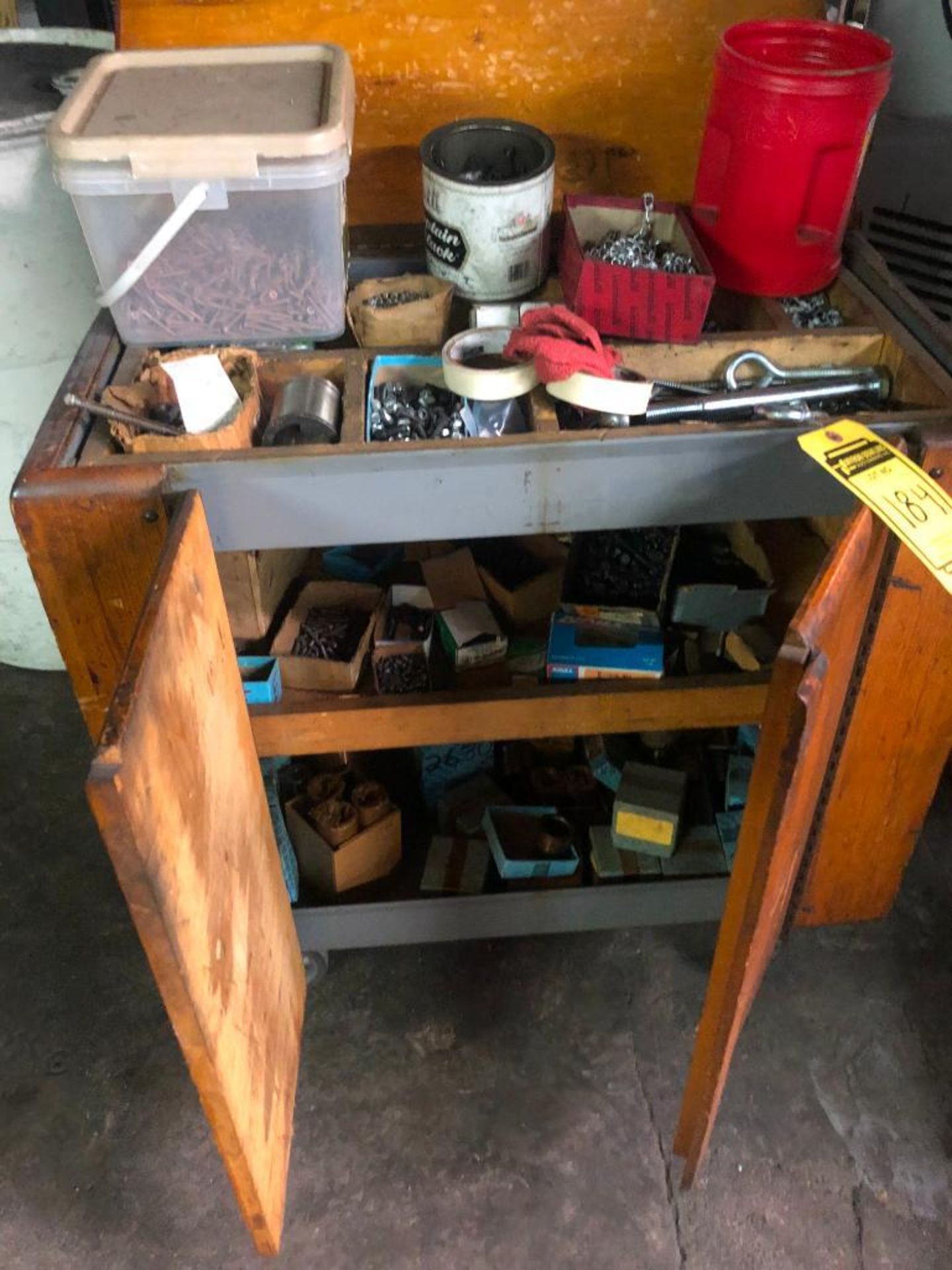 ROLLING CABINET, W/ ASSORTED HARDWARE