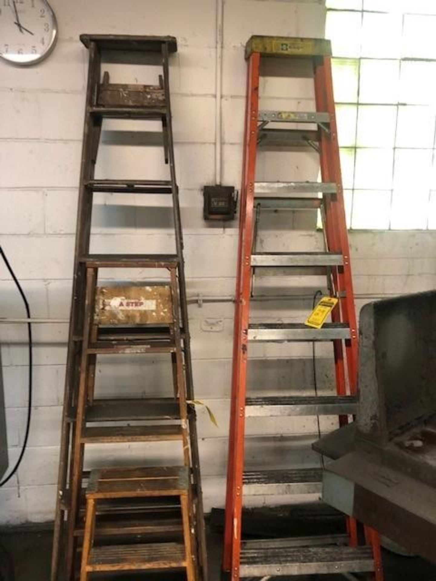 (4) WOODEN LADDERS, (1) BAUER FIBERGLASS LADDER - Image 2 of 3