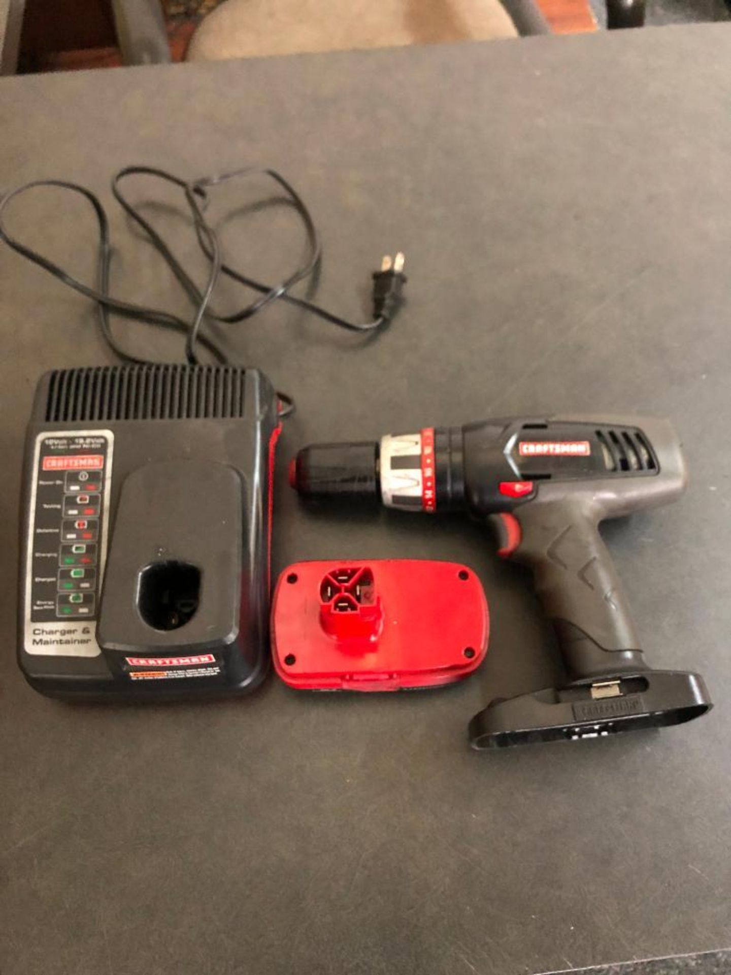 CRAFTSMAN 1/2'' CORDLESS DRILL, W/ 19.2 V. BATTERY AND A CHARGER