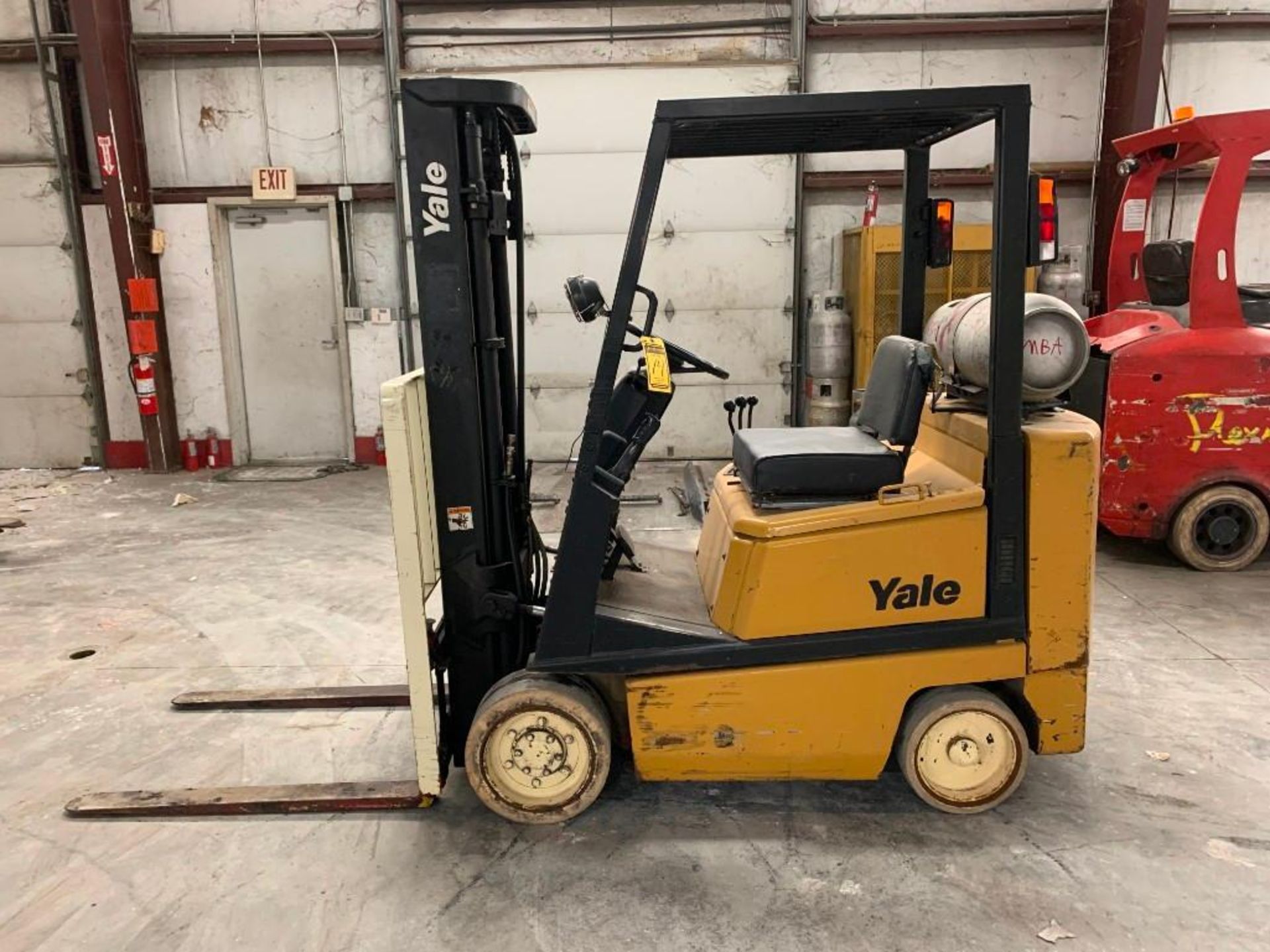 YALE 4,000 LB. CAPACITY FORKLIFT, MODEL GLC040, S/N N593043, LPG, SOLID NON-MARKING TIRES, 3-STAGE M